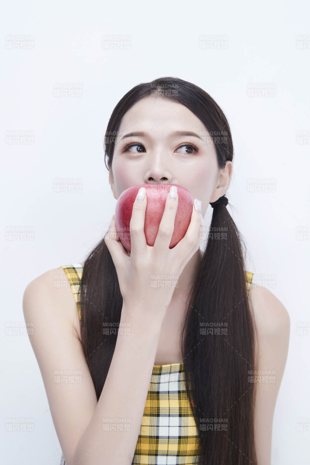 手拿蘋果身穿格子吊帶裙的亞洲可愛少女人像