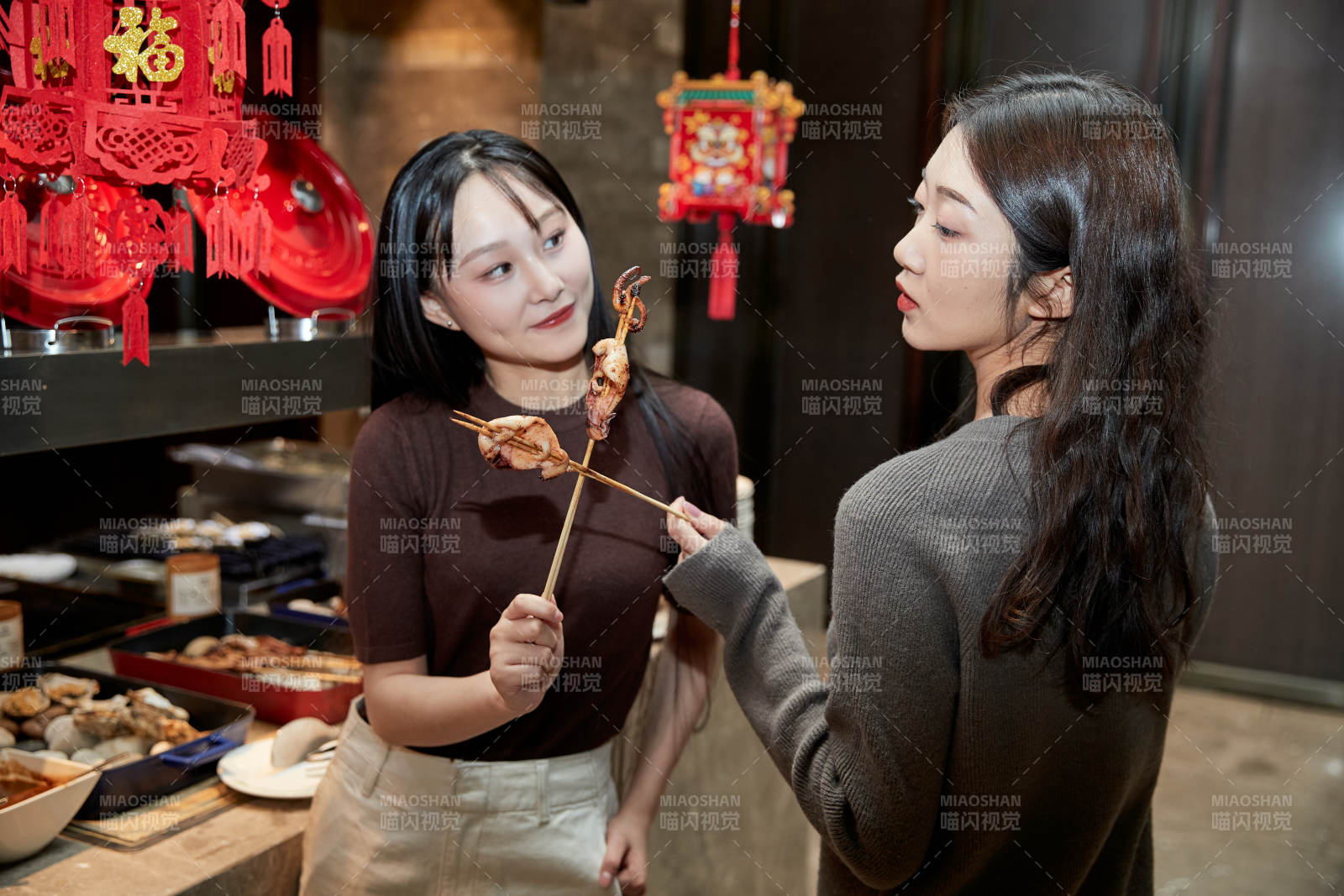 在酒店自助餐廳大吃特吃的亞洲可愛閨蜜少女