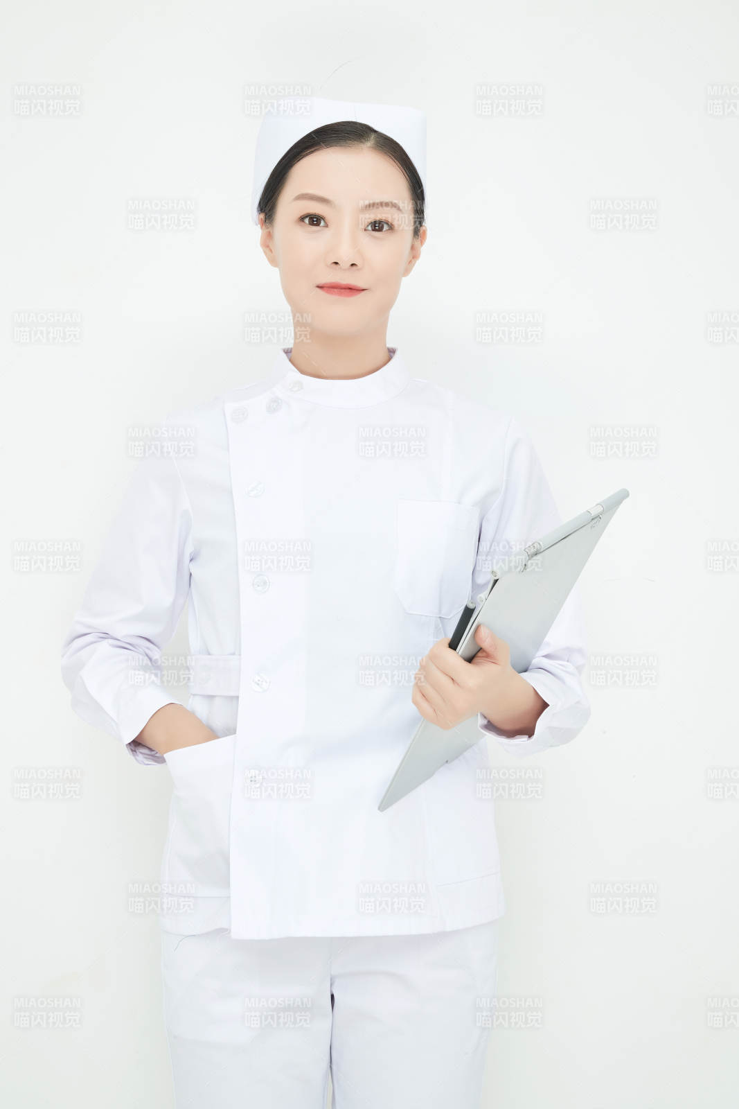 白背景里穿護士服手持病歷夾的美女護士