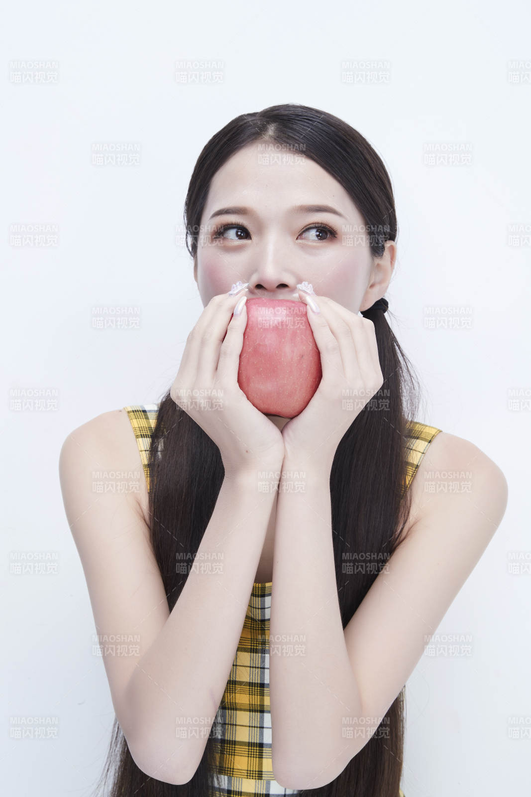 手拿蘋果身穿格子吊帶裙的亞洲可愛少女人像