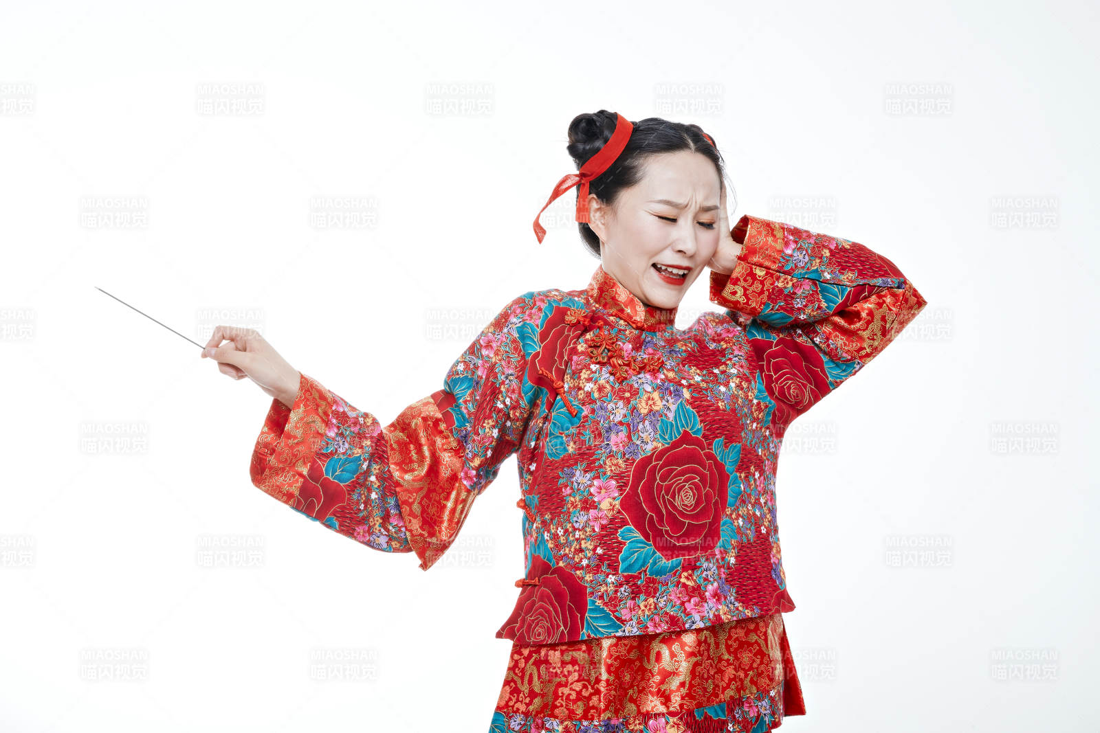 身穿中國傳統服飾的青年女性