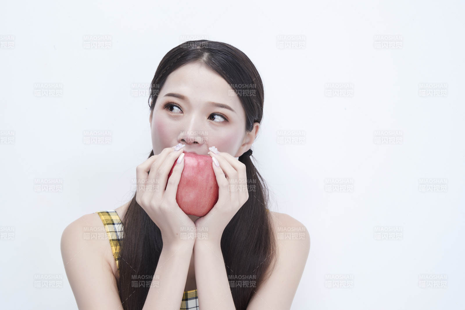手拿蘋果身穿格子吊帶裙的亞洲可愛少女人像