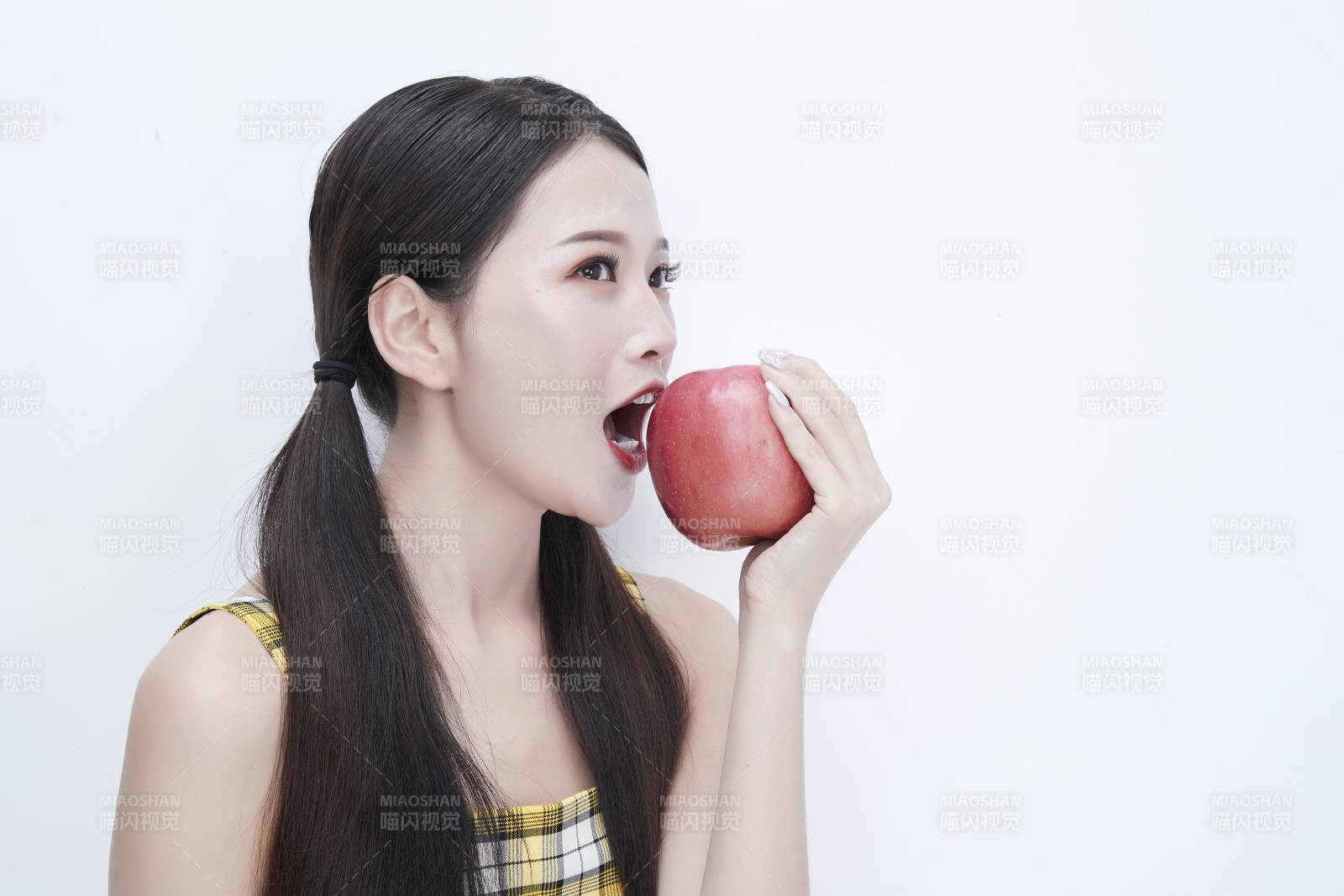 手拿蘋果身穿格子吊帶裙的亞洲可愛少女人像