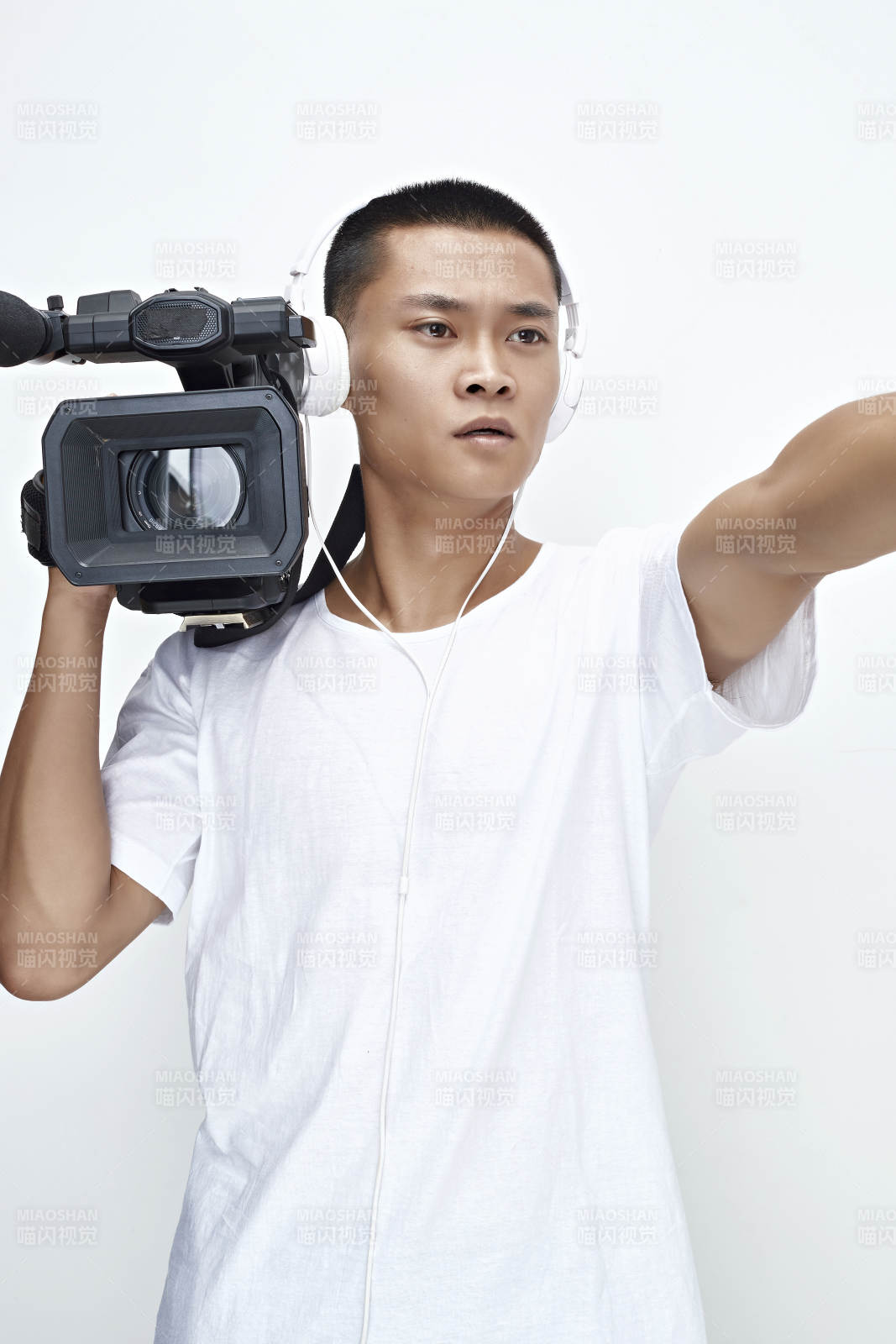 白色背景下手持攝像機進行錄制拍攝的攝像師