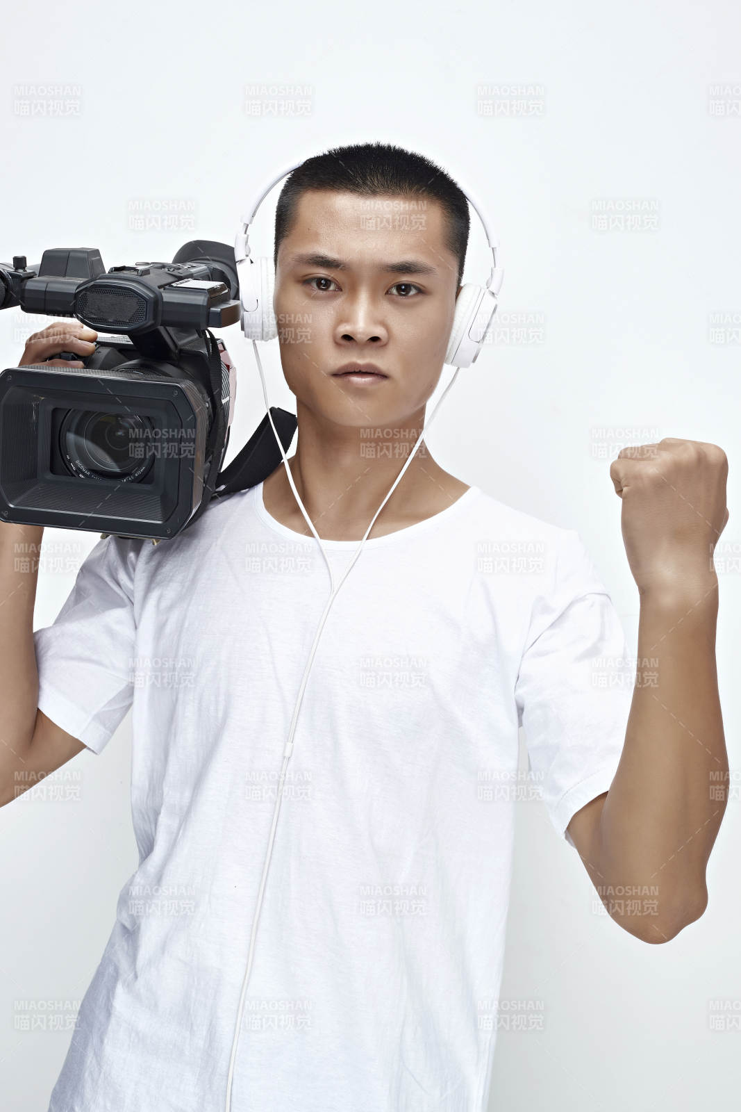 白色背景下手持攝像機進行錄制拍攝的攝像師