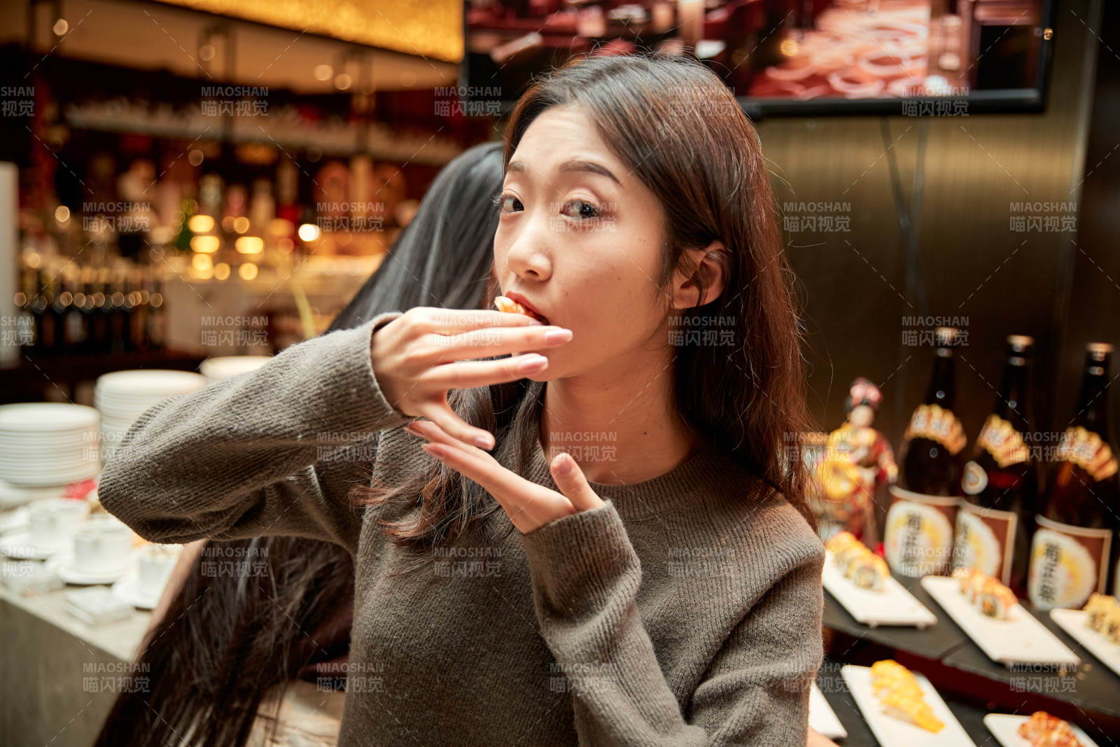 在酒店自助餐廳大吃特吃的亞洲可愛閨蜜少女