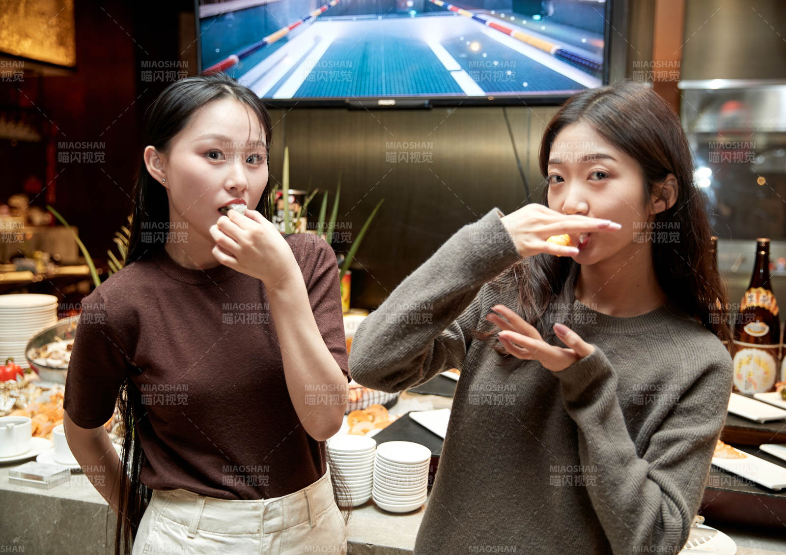 在酒店自助餐廳大吃特吃的亞洲可愛閨蜜少女