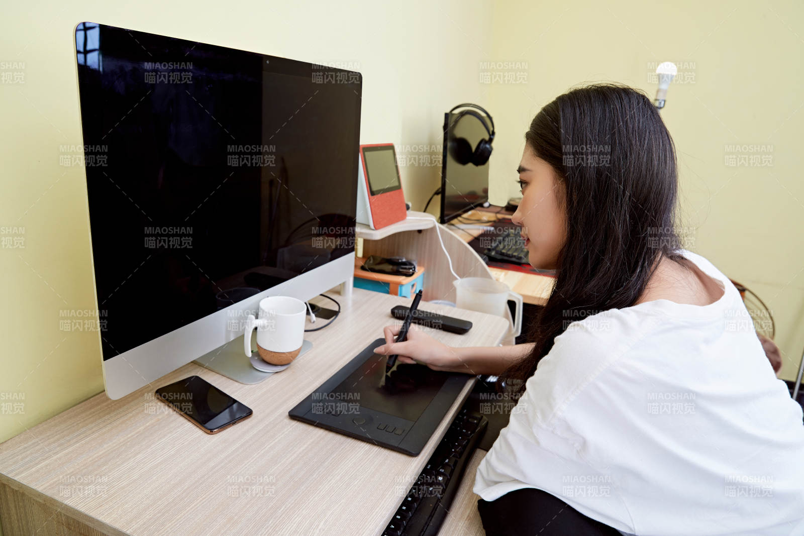 居家在電腦前創作插畫的年輕美女