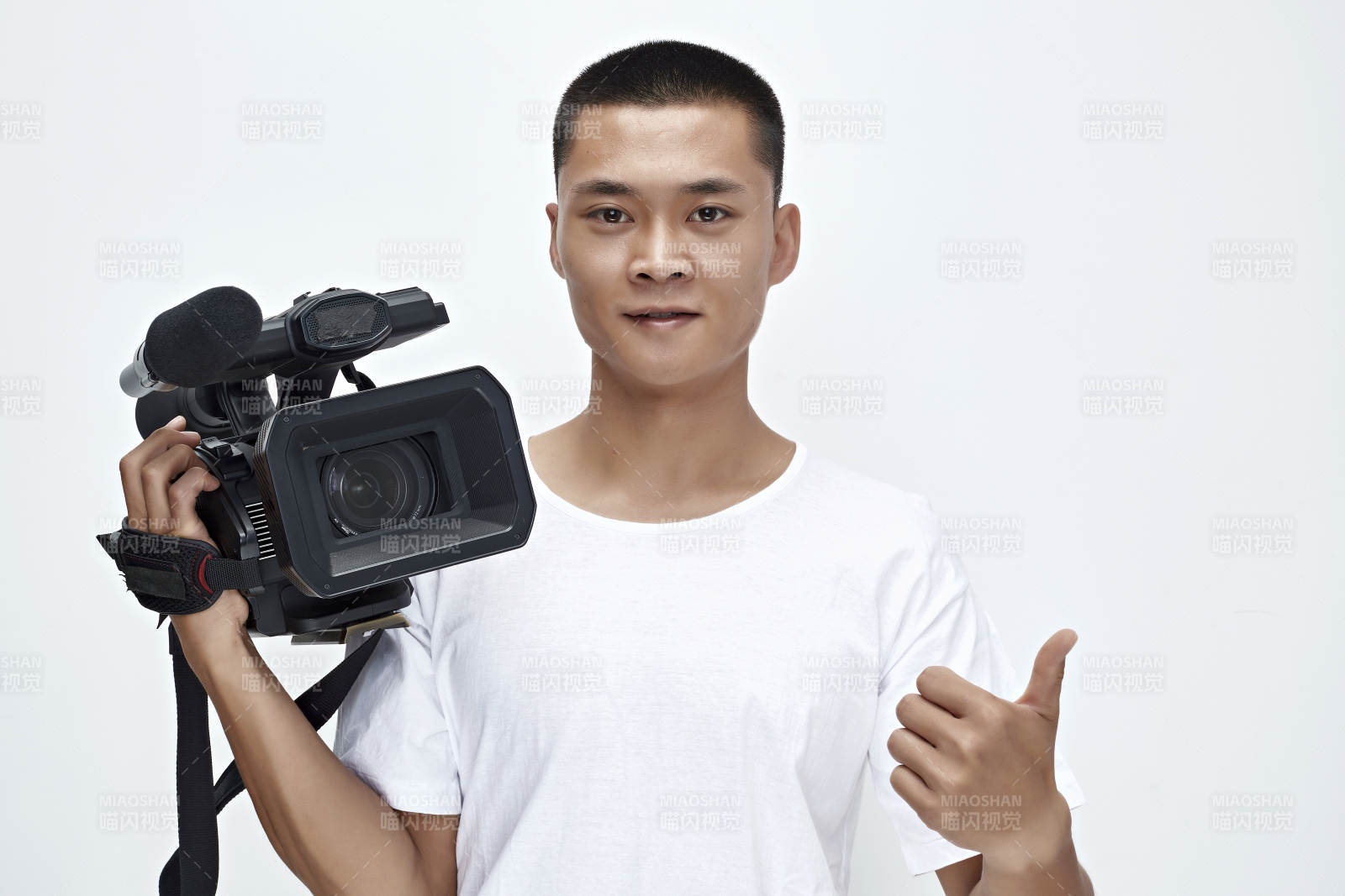 白色背景下手持攝像機進行錄制拍攝的攝像師