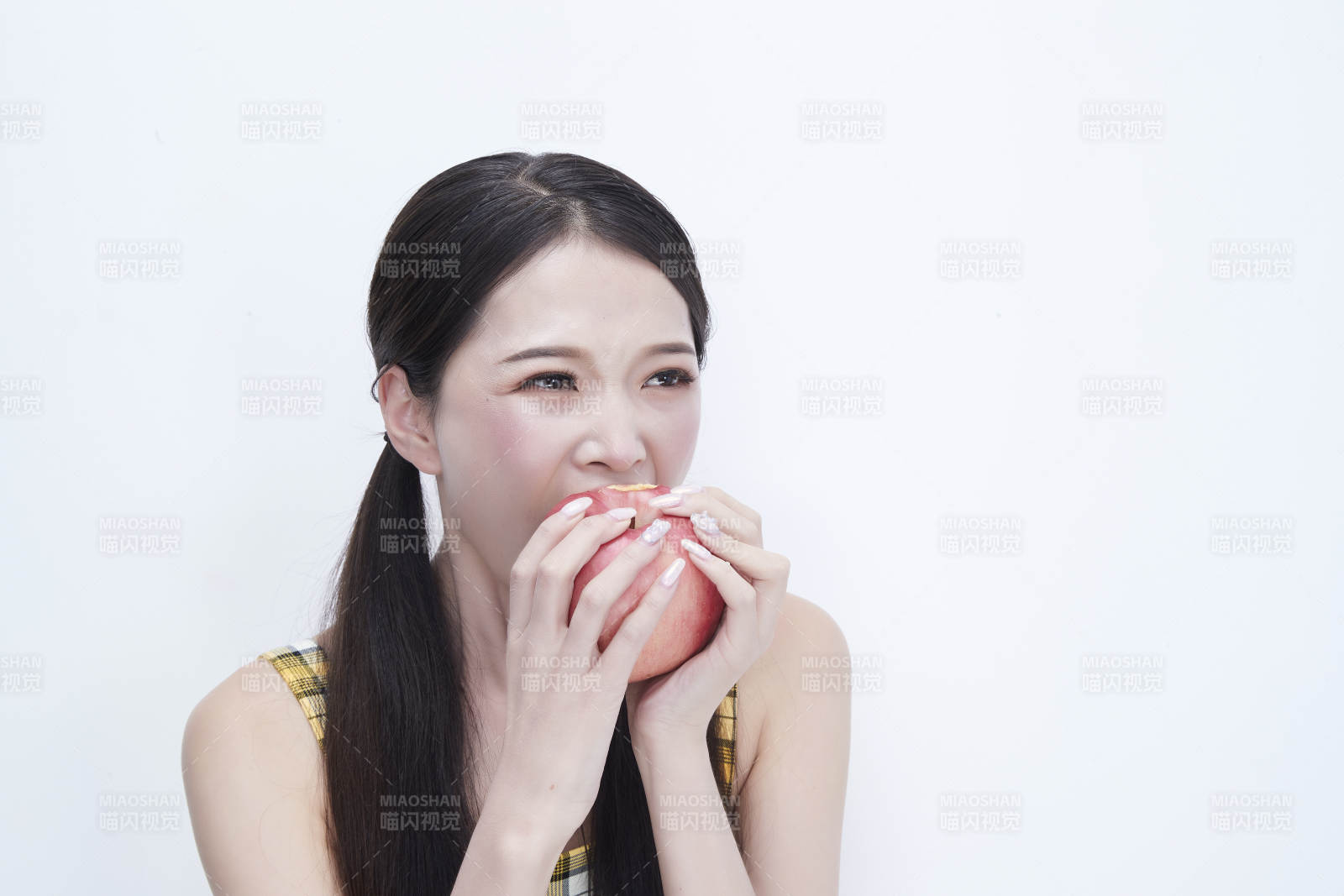 手拿蘋果身穿格子吊帶裙的亞洲可愛(ài)少女人像