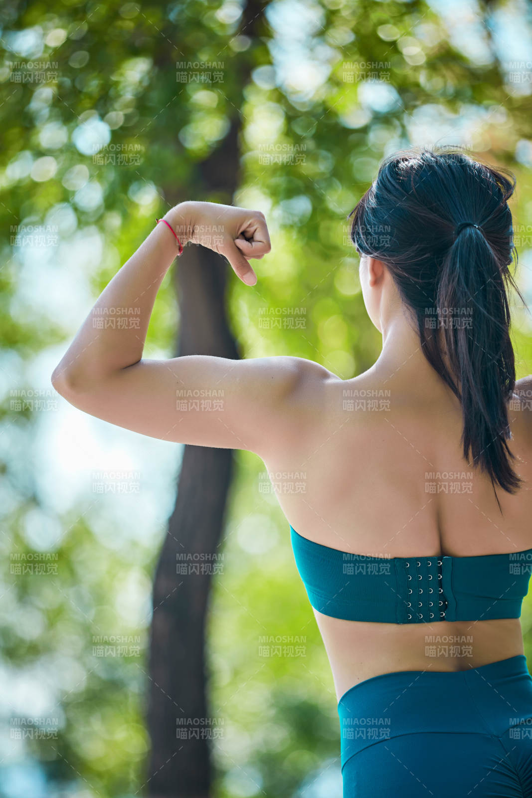 湖畔公園做瑜伽動(dòng)作的亞洲年輕女性