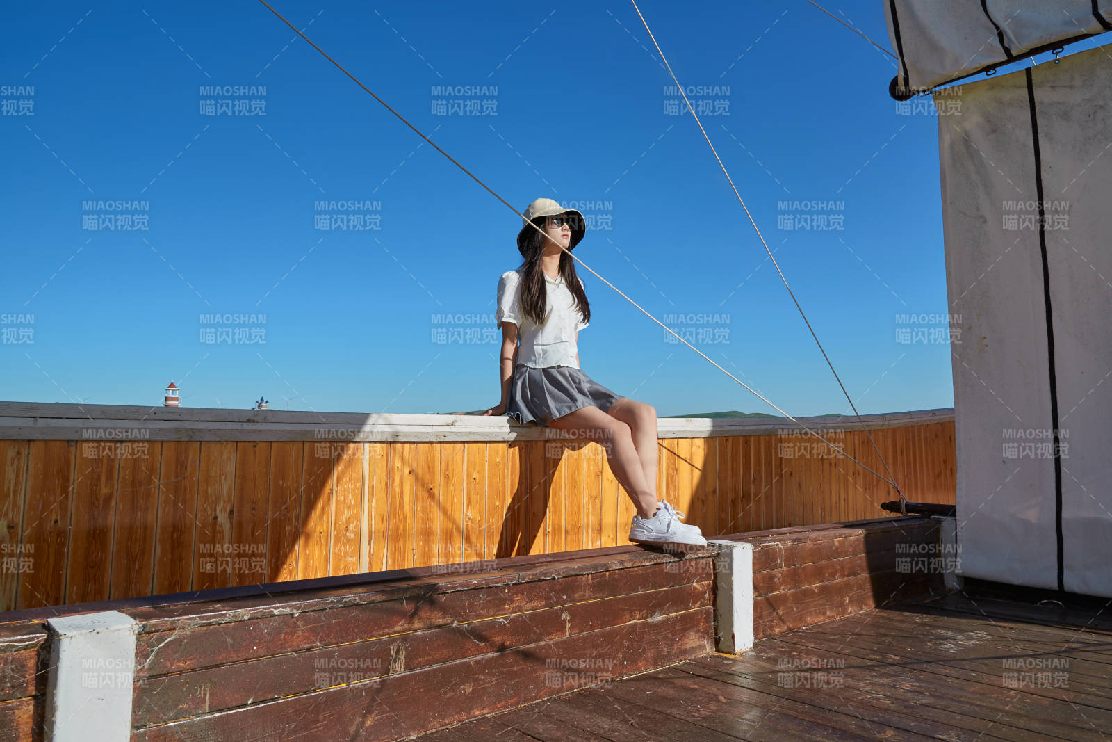 在湖畔木制帆船上的亞洲美女