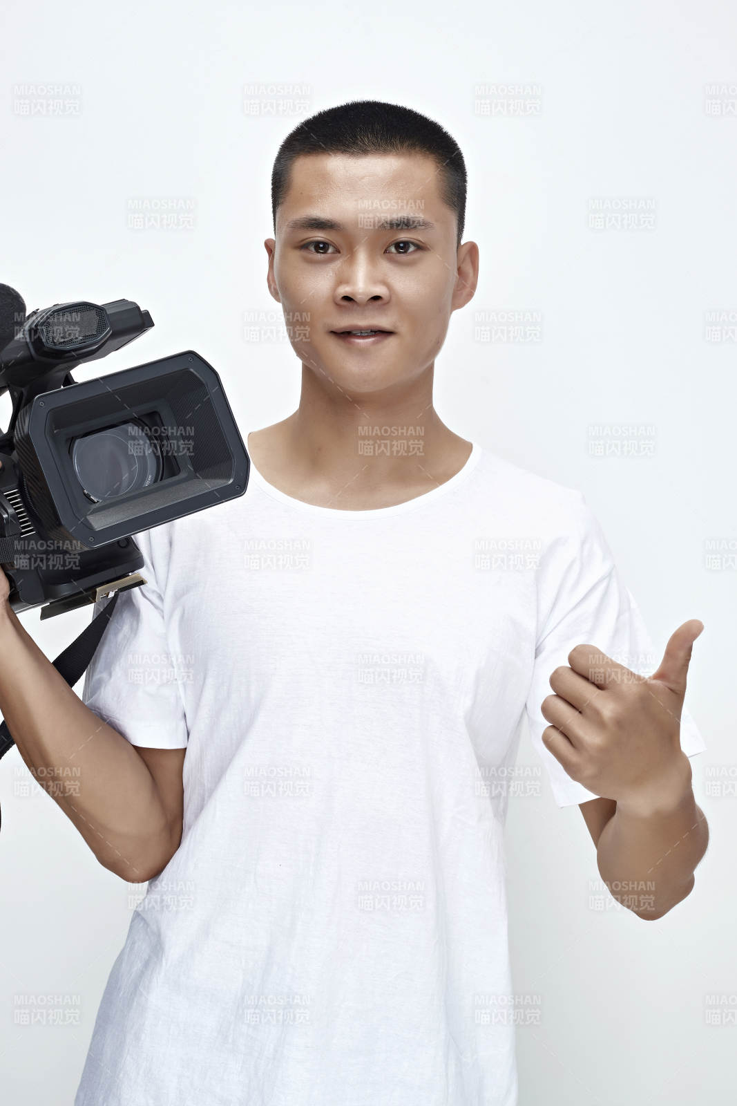 白色背景下手持攝像機進行錄制拍攝的攝像師