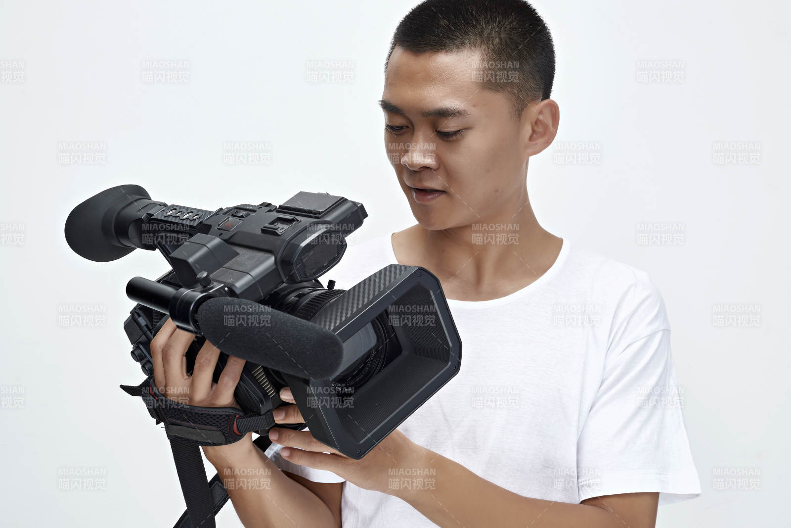 白色背景下手持攝像機進行錄制拍攝的攝像師