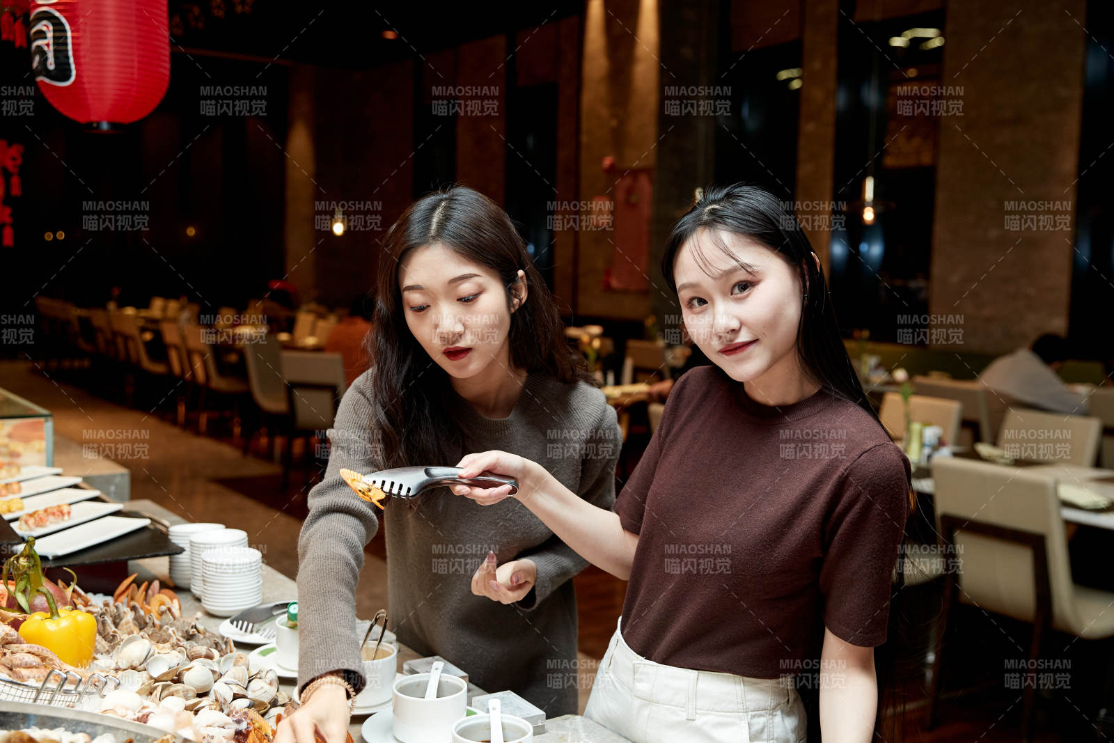 在酒店自助餐厅大吃特吃的亚洲可爱闺蜜少女