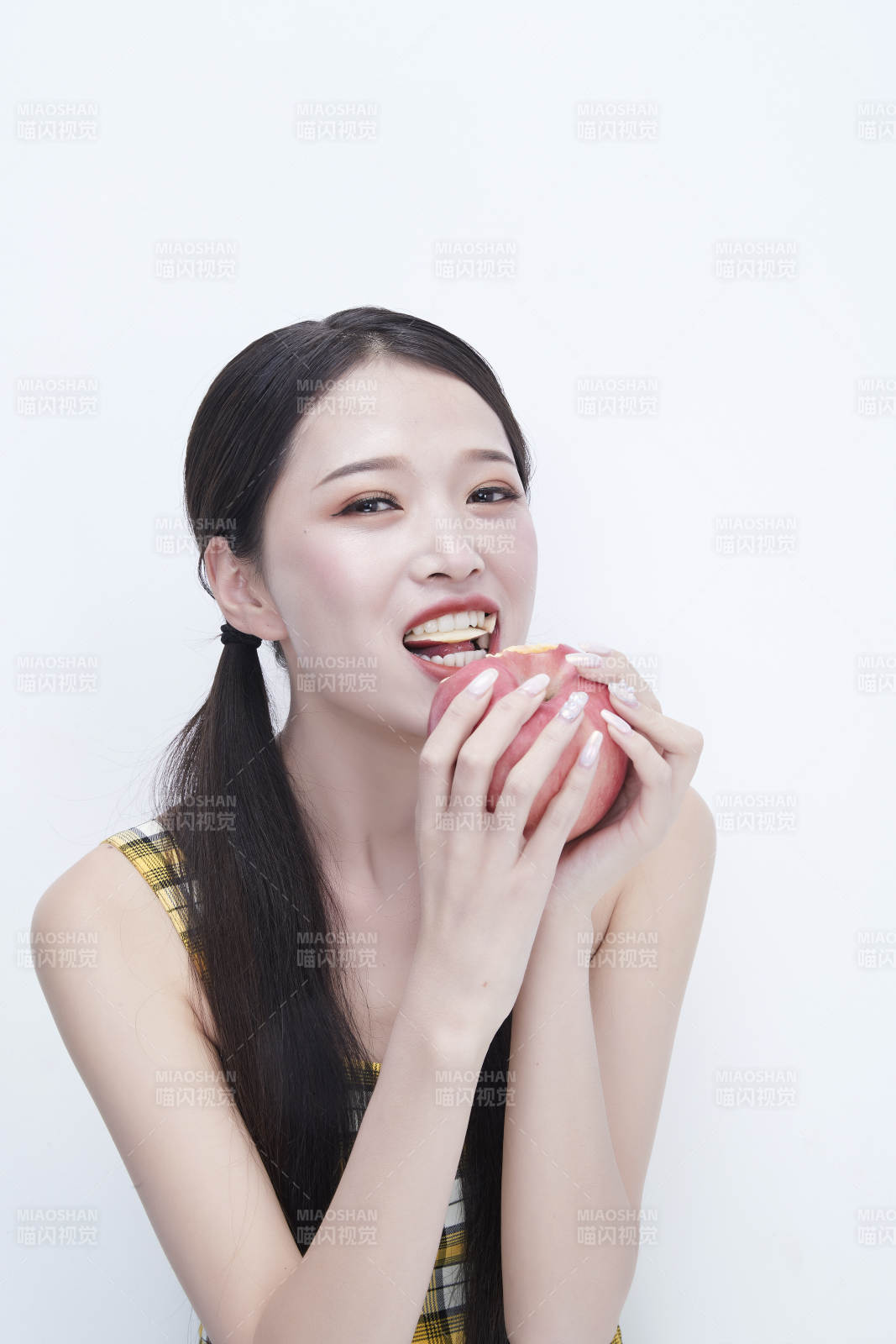 手拿蘋果身穿格子吊帶裙的亞洲可愛少女人像