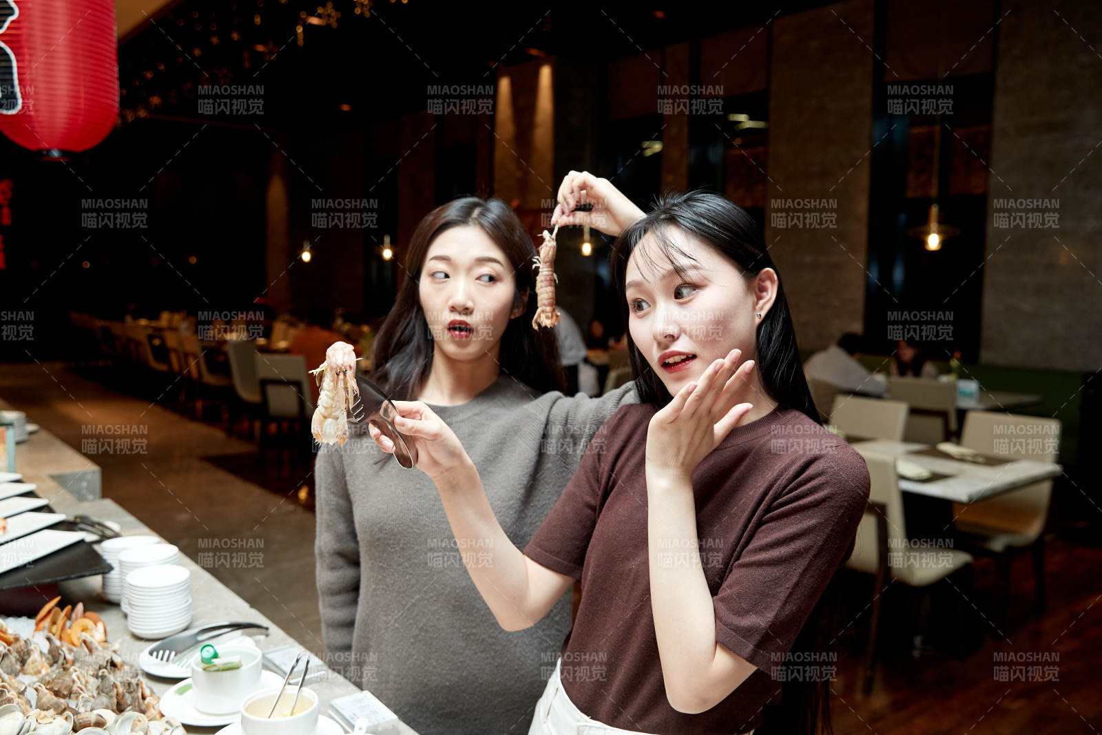 在酒店自助餐廳大吃特吃的亞洲可愛閨蜜少女