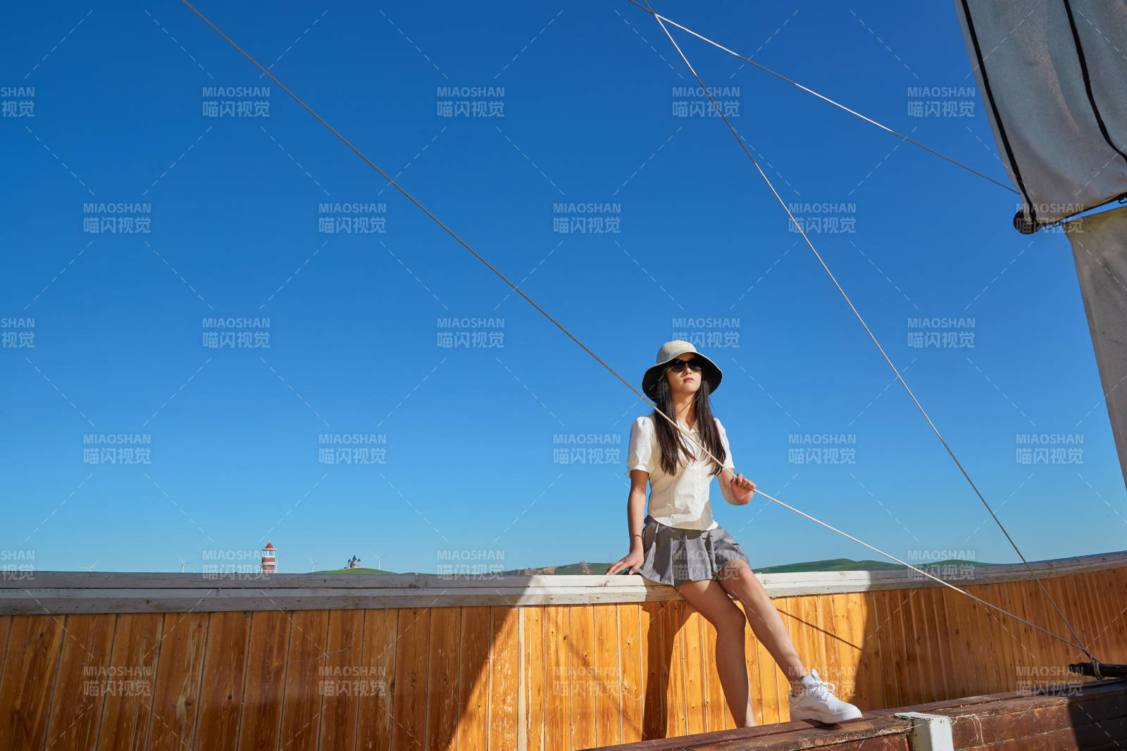 在湖畔木制帆船上的亞洲美女