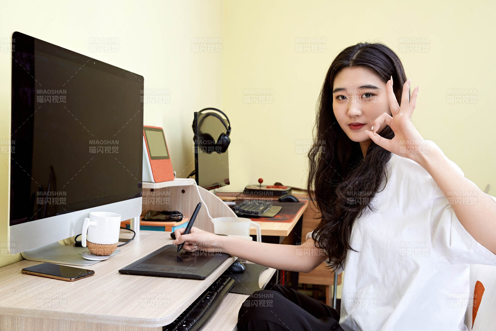 居家在電腦前創作插畫的年輕美女