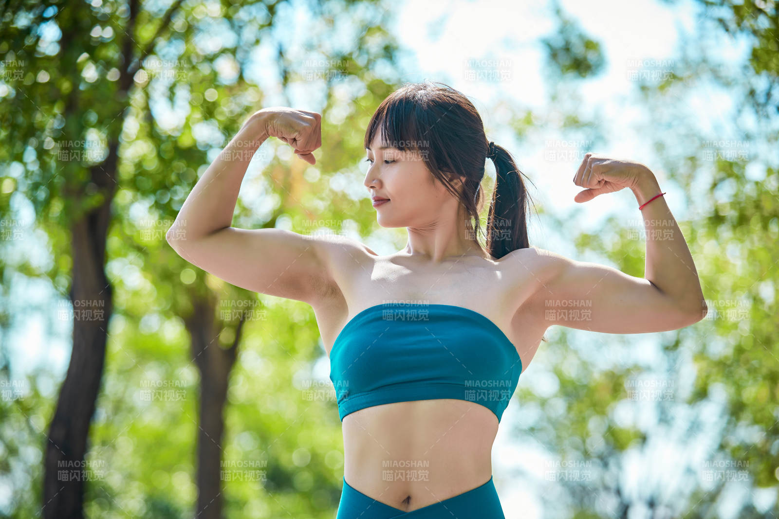 湖畔公园做瑜伽动作的亚洲年轻女性