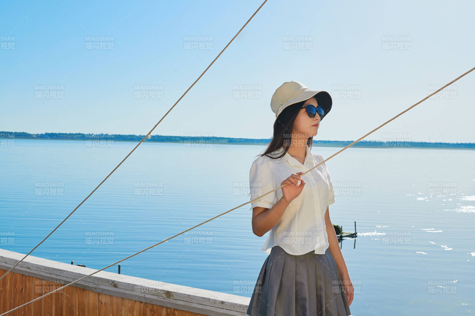 在湖畔木制帆船上的亞洲美女