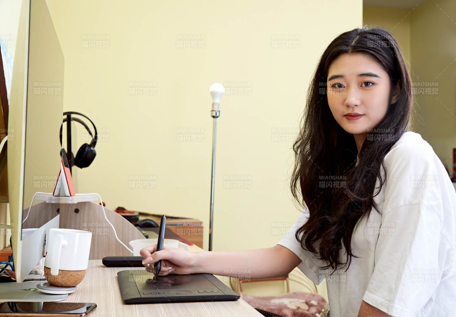 居家在電腦前創作插畫的年輕美女