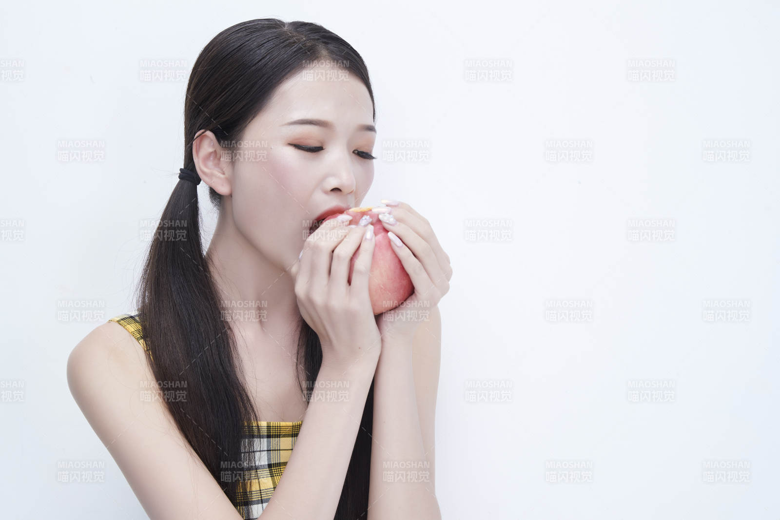 手拿蘋果身穿格子吊帶裙的亞洲可愛少女人像