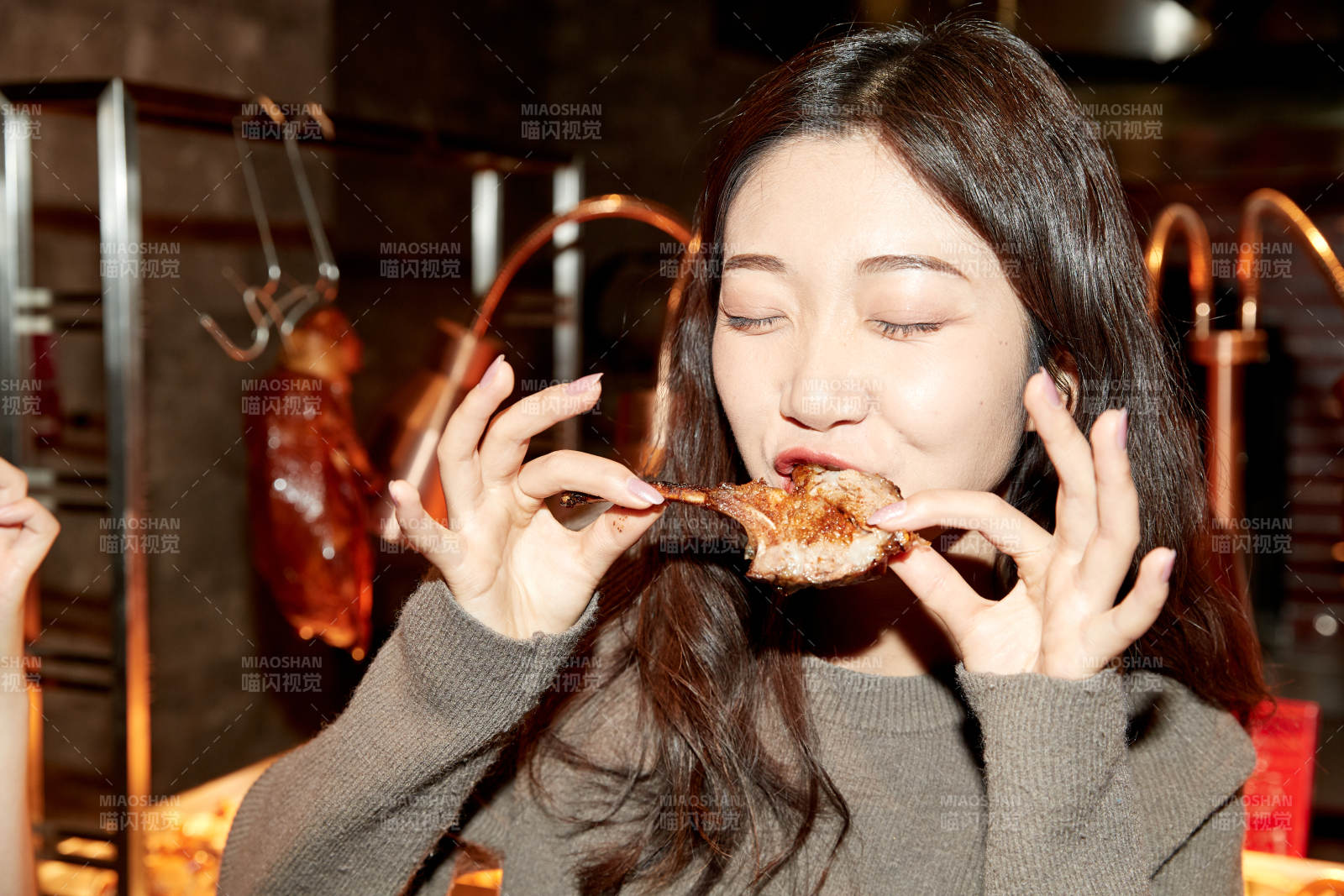 在酒店自助餐廳大吃特吃的亞洲可愛閨蜜少女