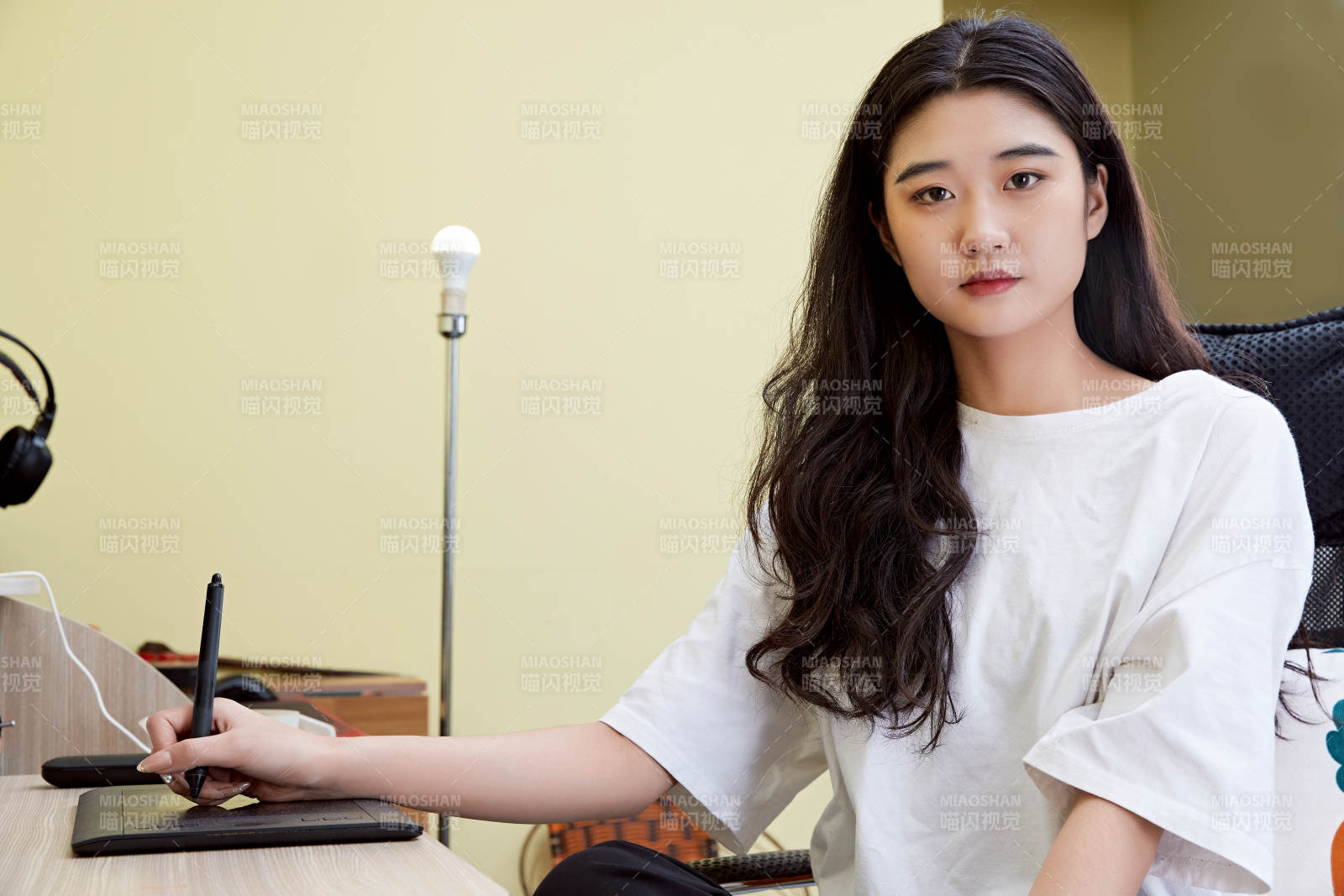 居家在電腦前創作插畫的年輕美女