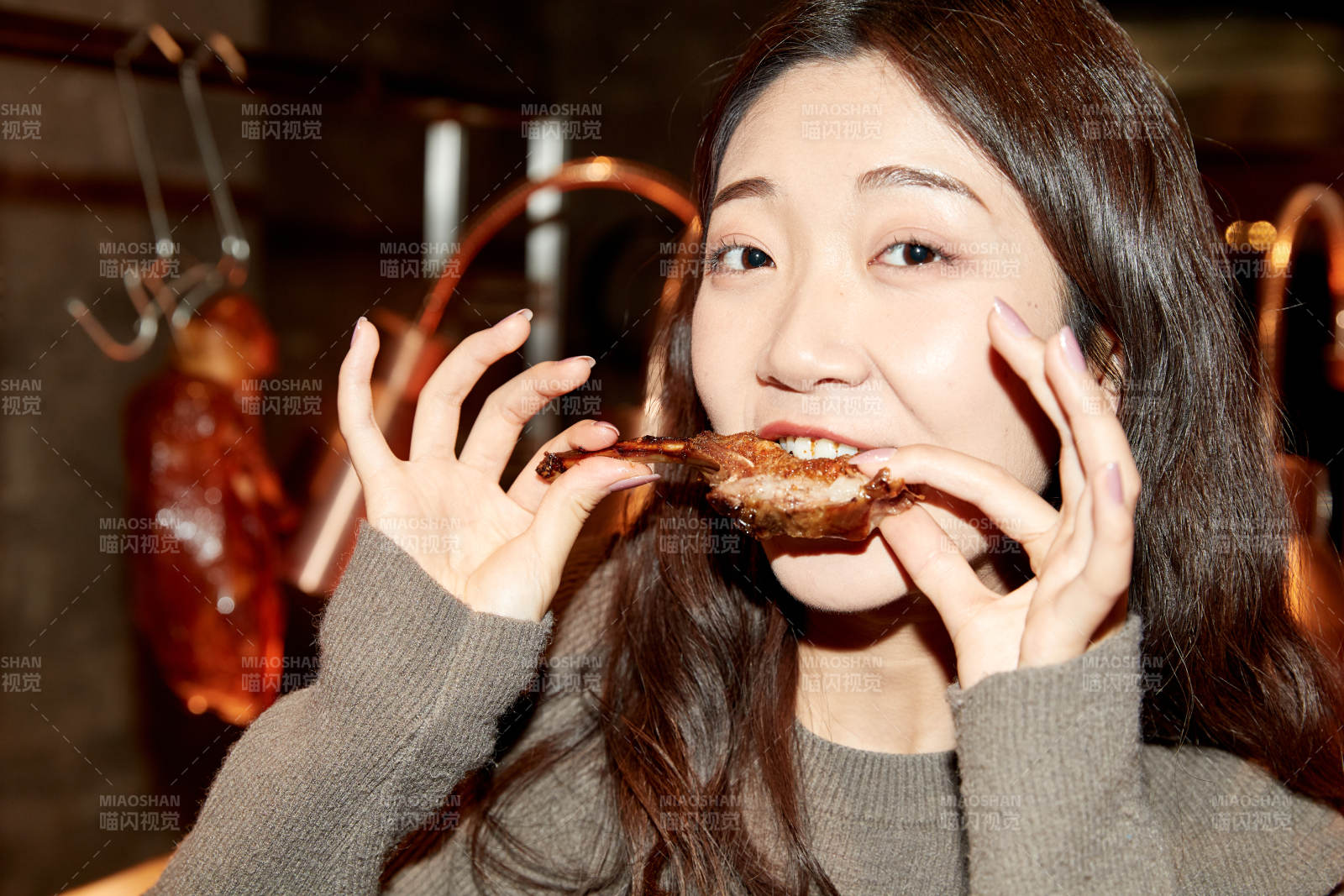 在酒店自助餐廳大吃特吃的亞洲可愛閨蜜少女