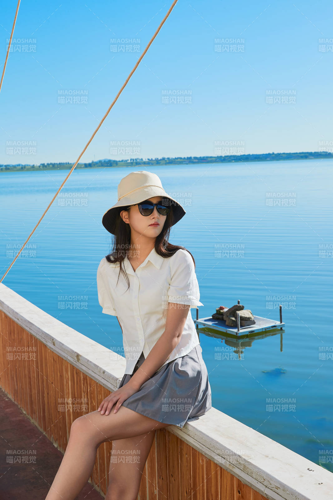 在湖畔木制帆船上的亞洲美女