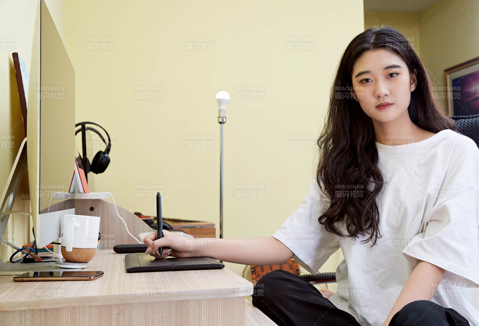 居家在電腦前創作插畫的年輕美女