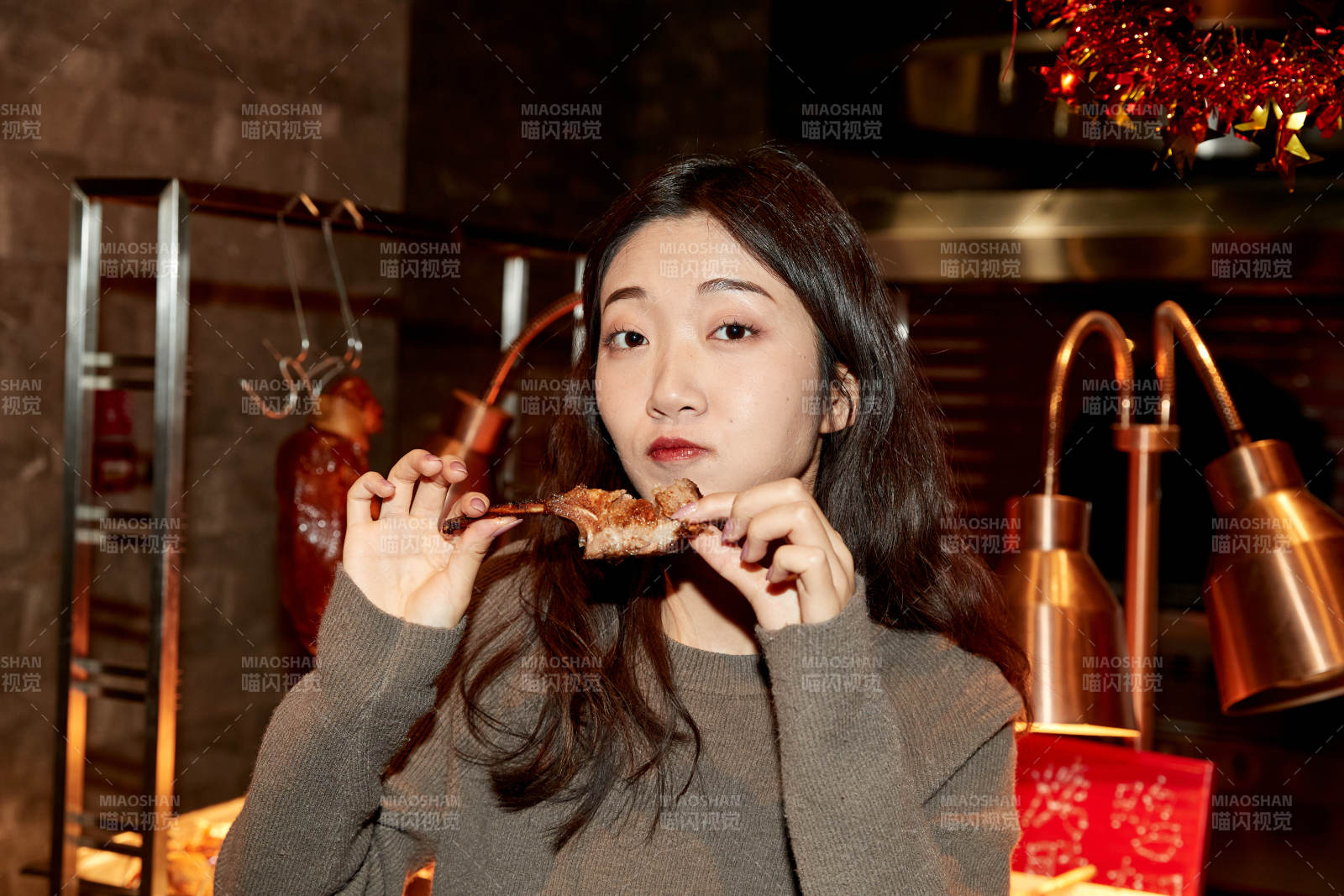 在酒店自助餐廳大吃特吃的亞洲可愛閨蜜少女