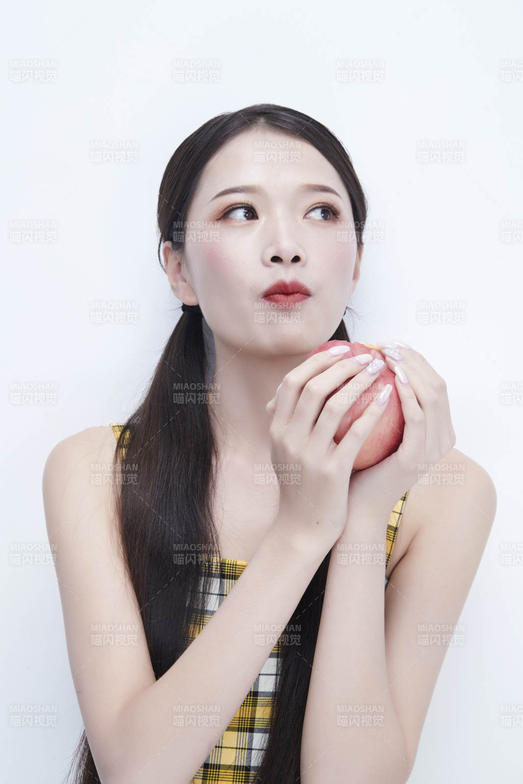手拿蘋果身穿格子吊帶裙的亞洲可愛少女人像
