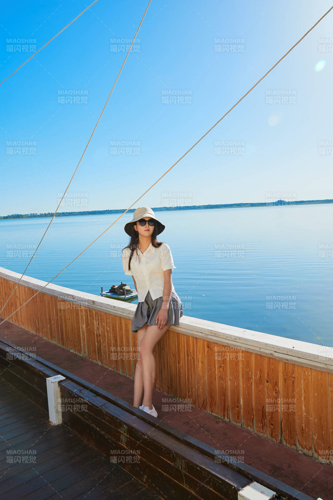 在湖畔木制帆船上的亞洲美女