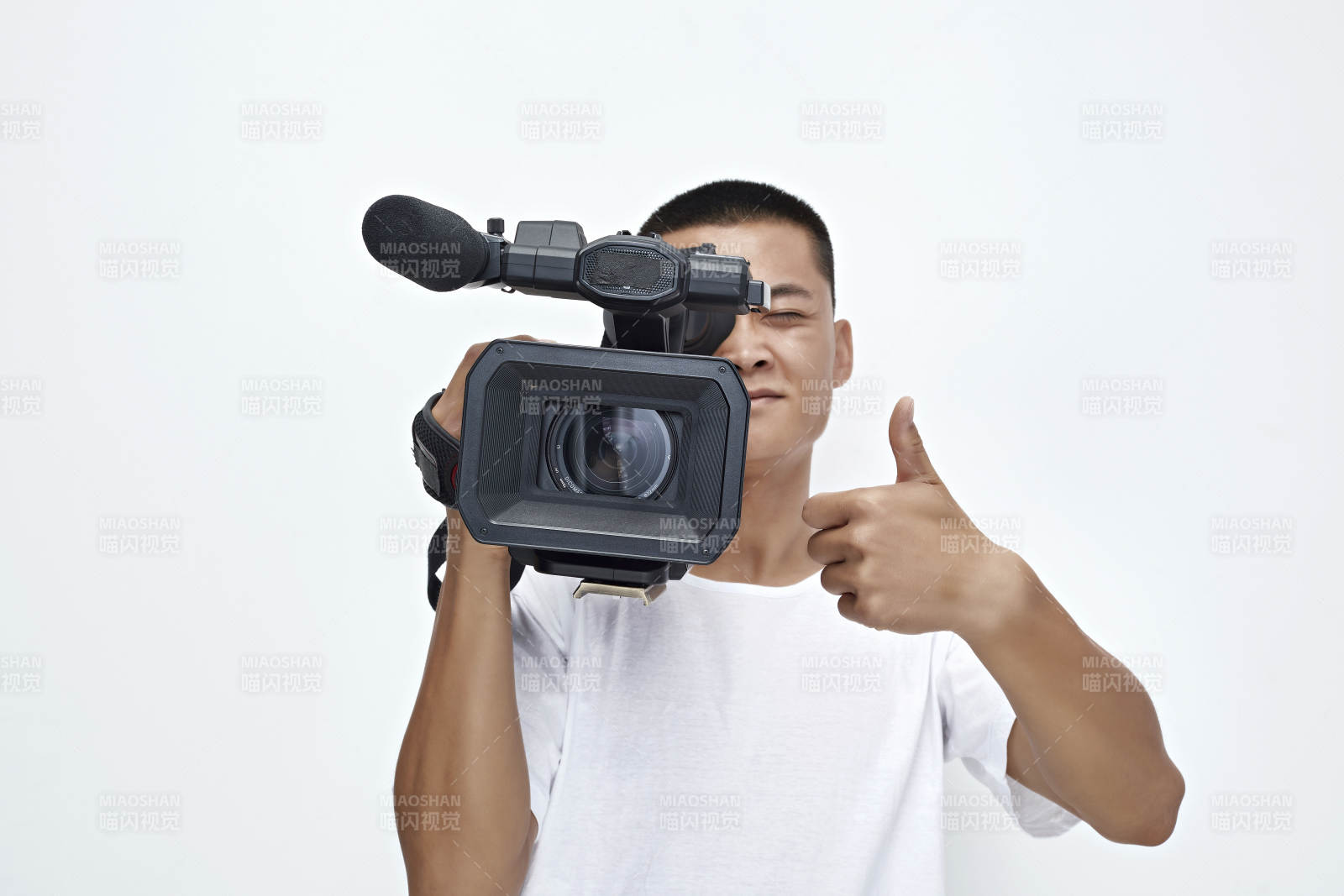 白色背景下手持攝像機進行錄制拍攝的攝像師
