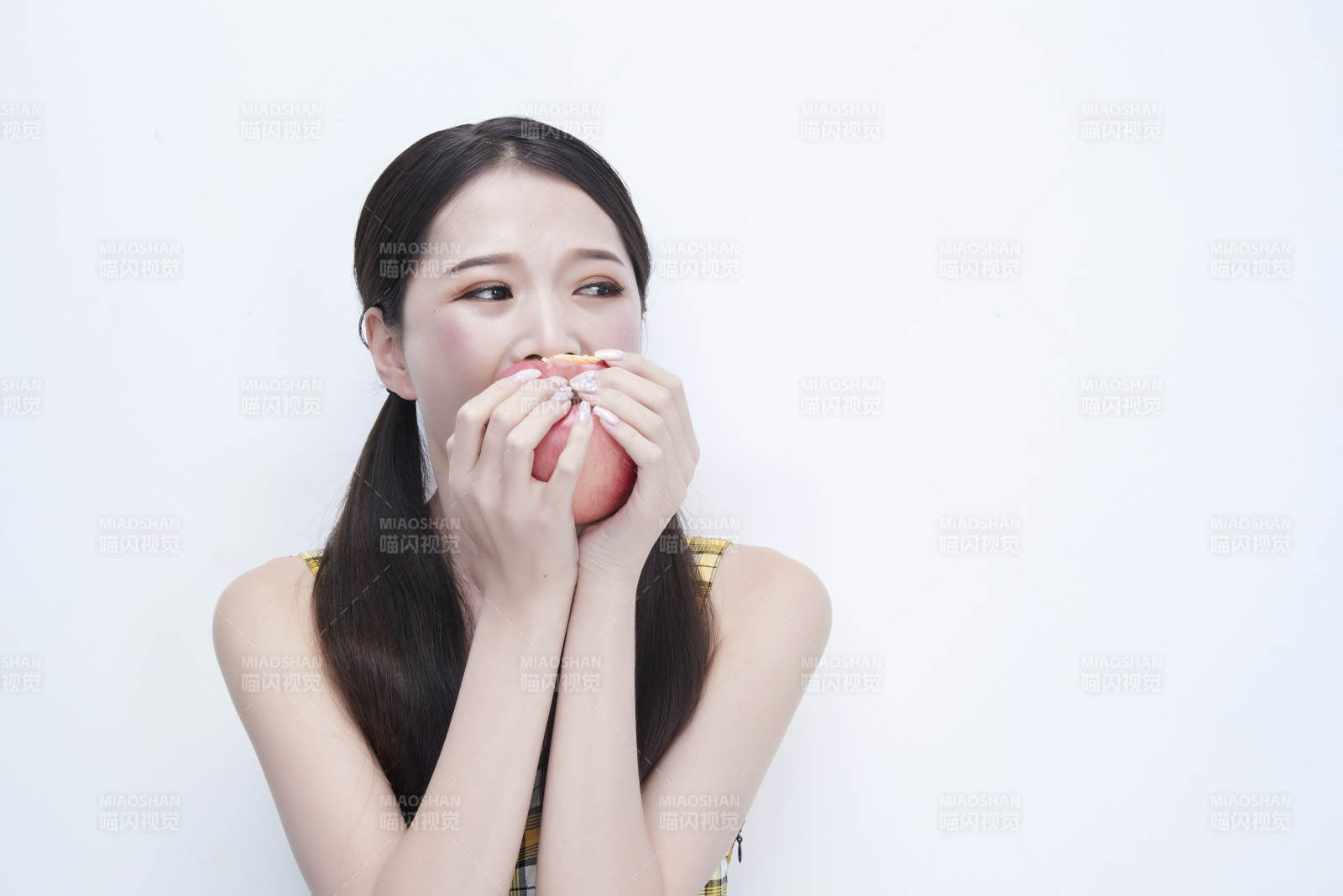 手拿蘋果身穿格子吊帶裙的亞洲可愛少女人像