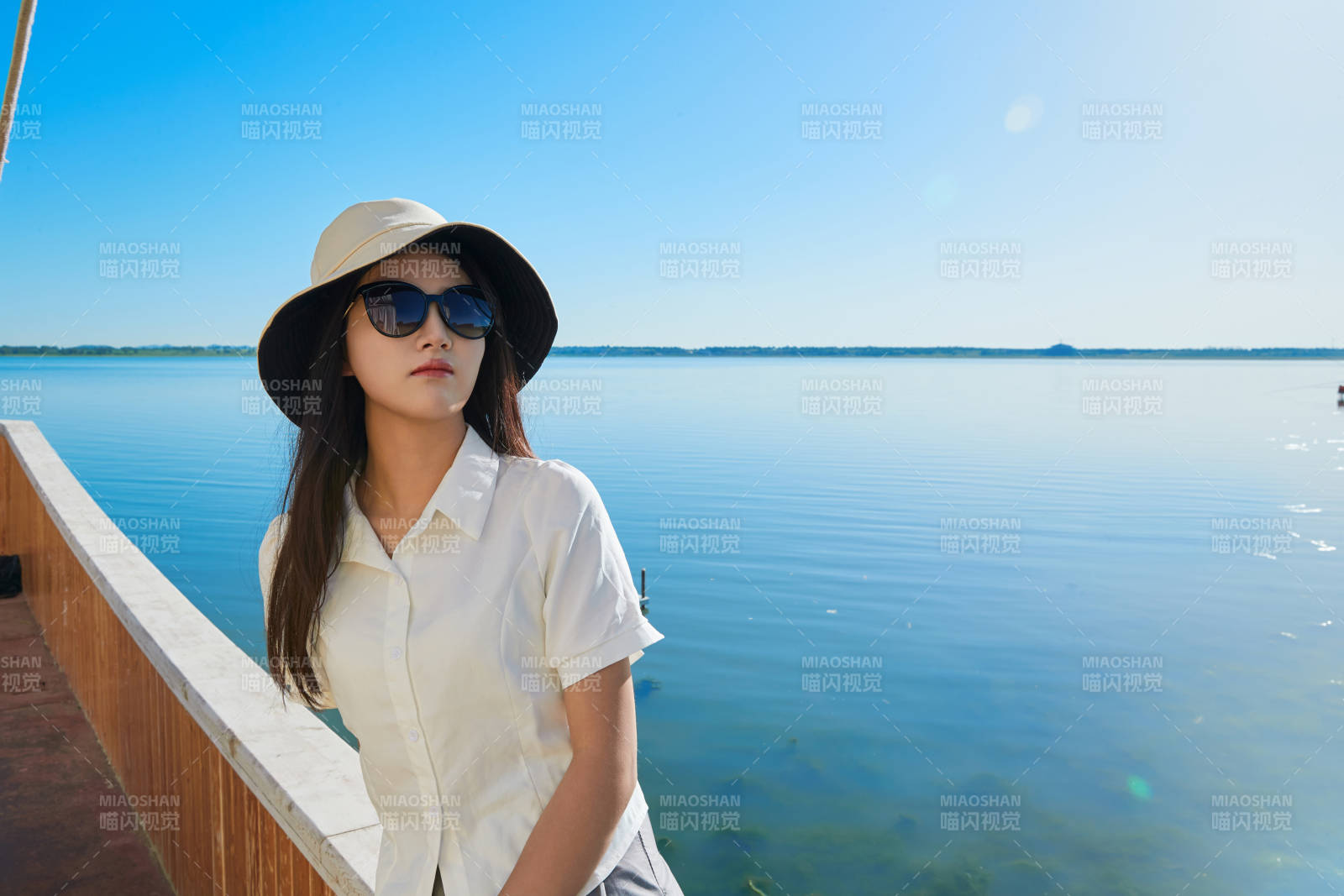 在湖畔木制帆船上的亞洲美女