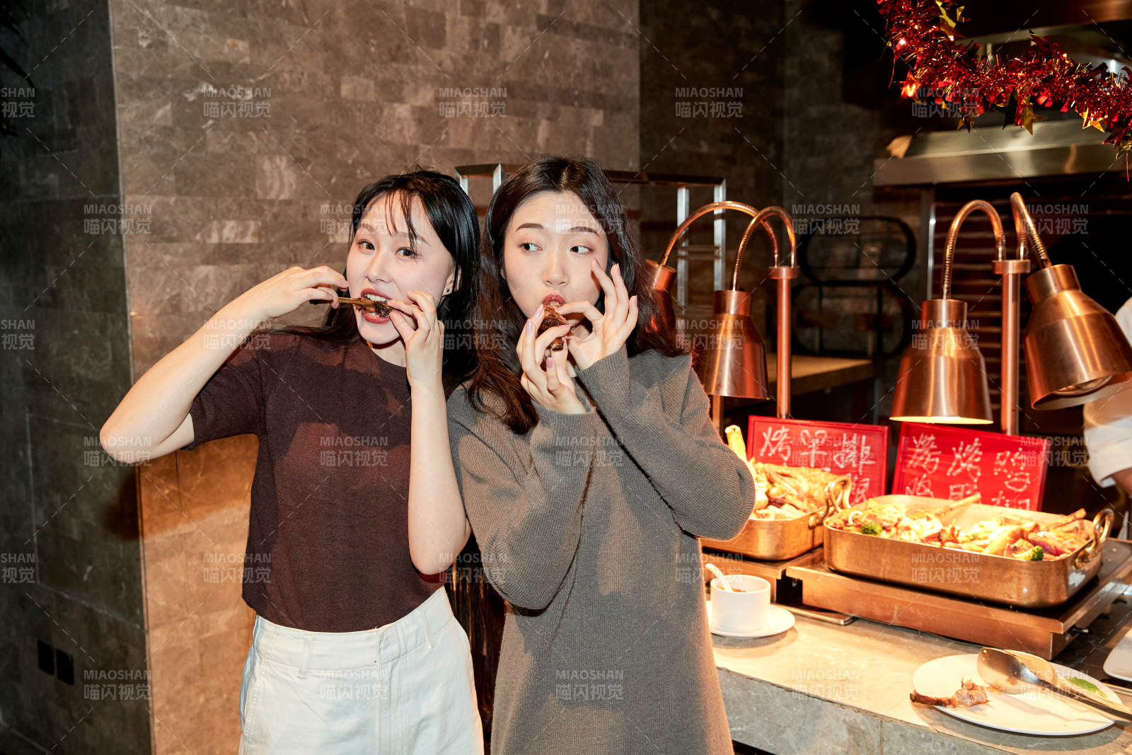 在酒店自助餐廳大吃特吃的亞洲可愛閨蜜少女