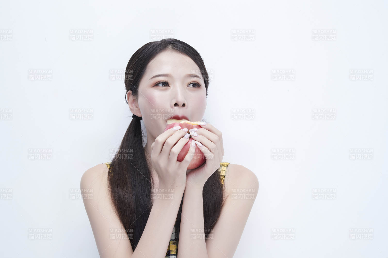 手拿蘋果身穿格子吊帶裙的亞洲可愛少女人像