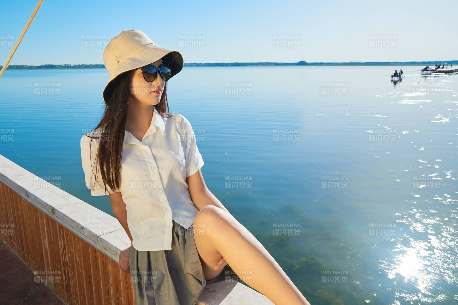 在湖畔木制帆船上的亞洲美女