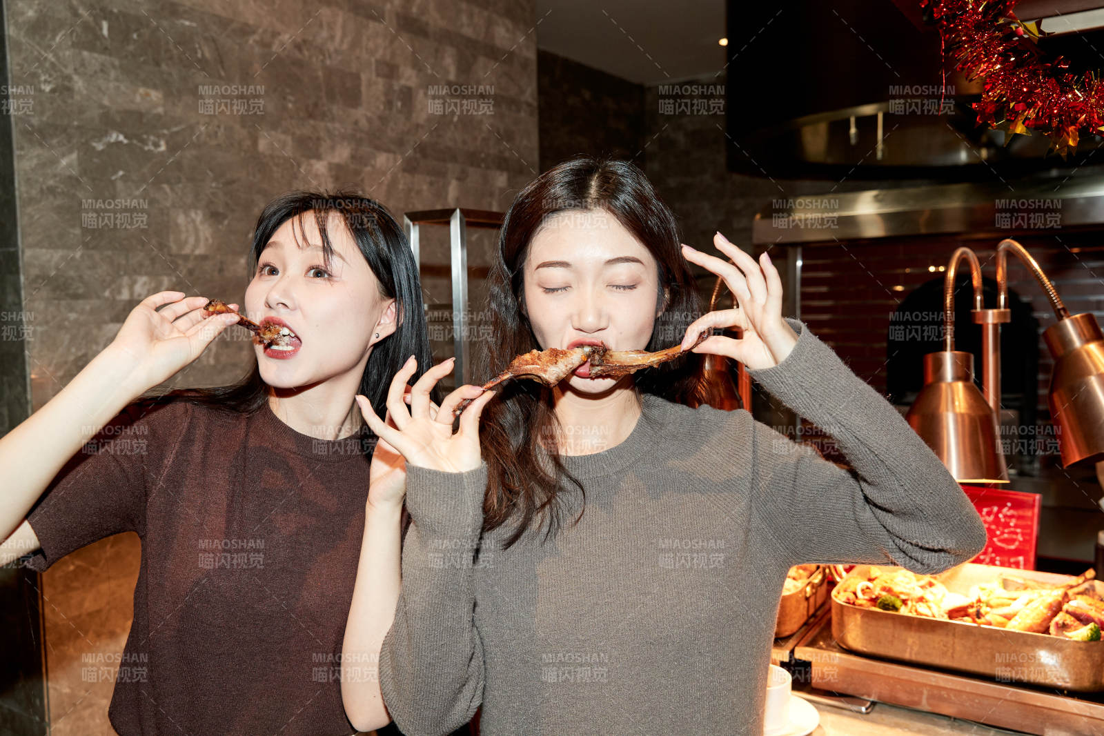 在酒店自助餐廳大吃特吃的亞洲可愛(ài)閨蜜少女