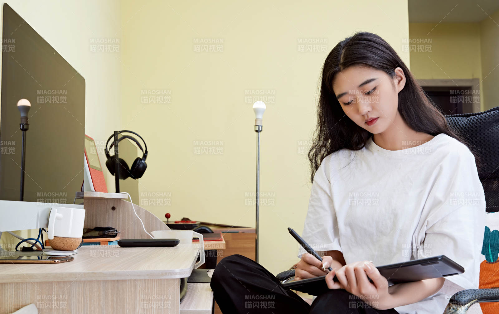 居家在電腦前創(chuàng)作插畫的年輕美女