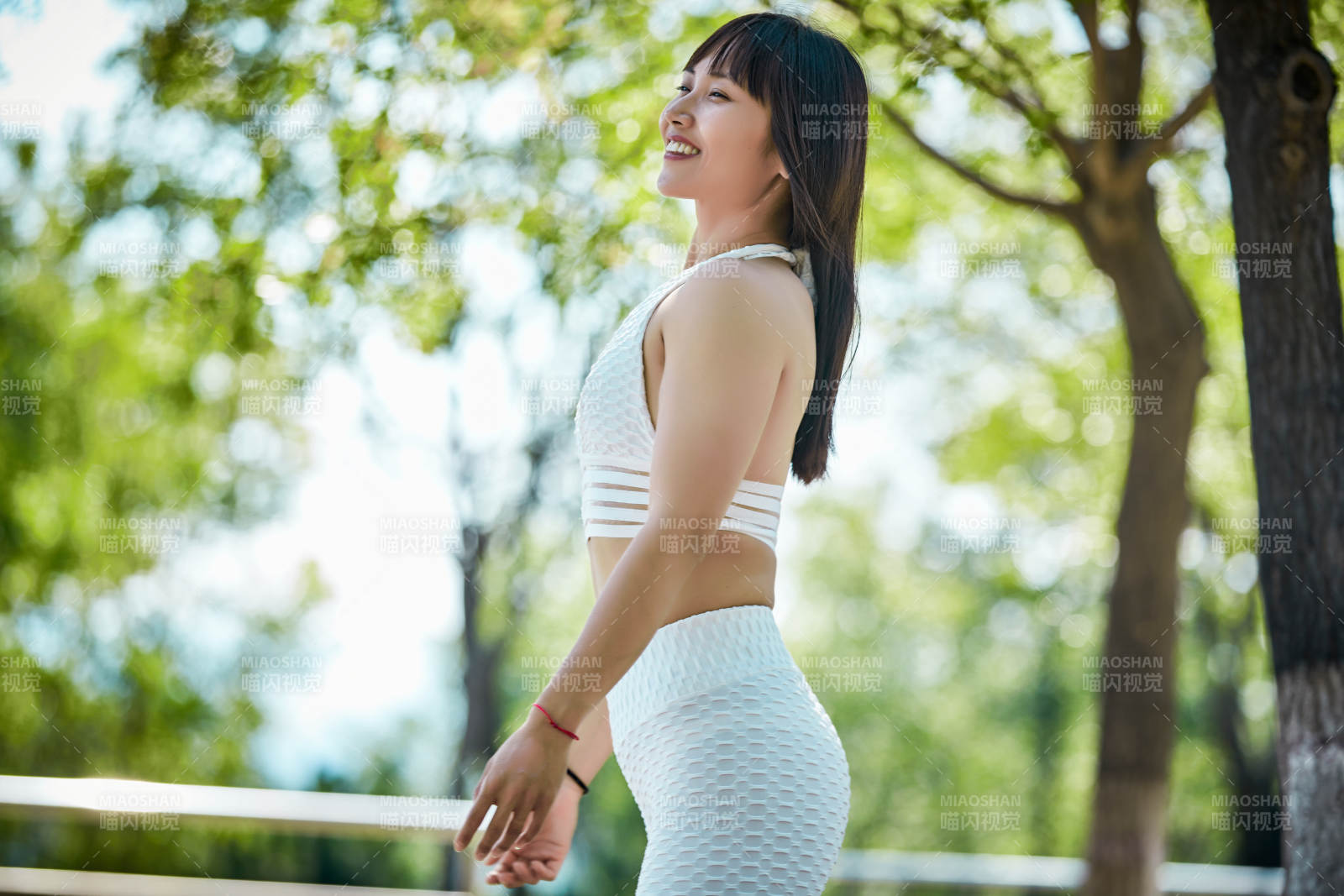 湖畔公園做瑜伽動作的亞洲年輕女性