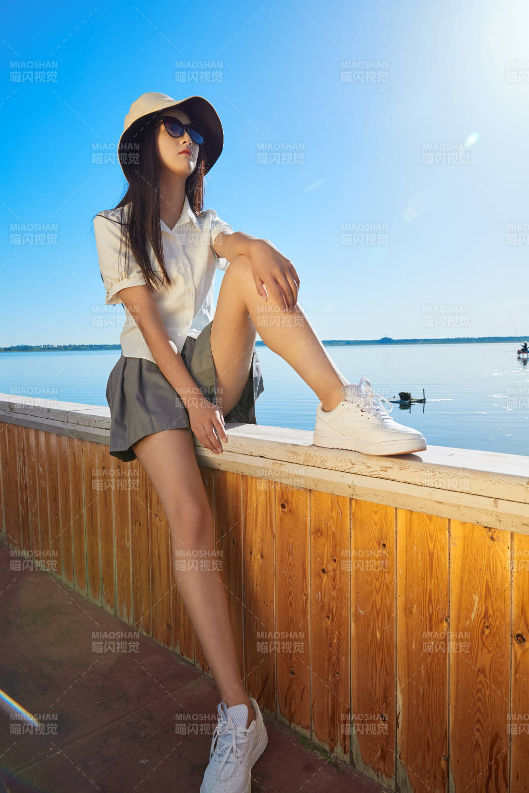 在湖畔木制帆船上的亞洲美女