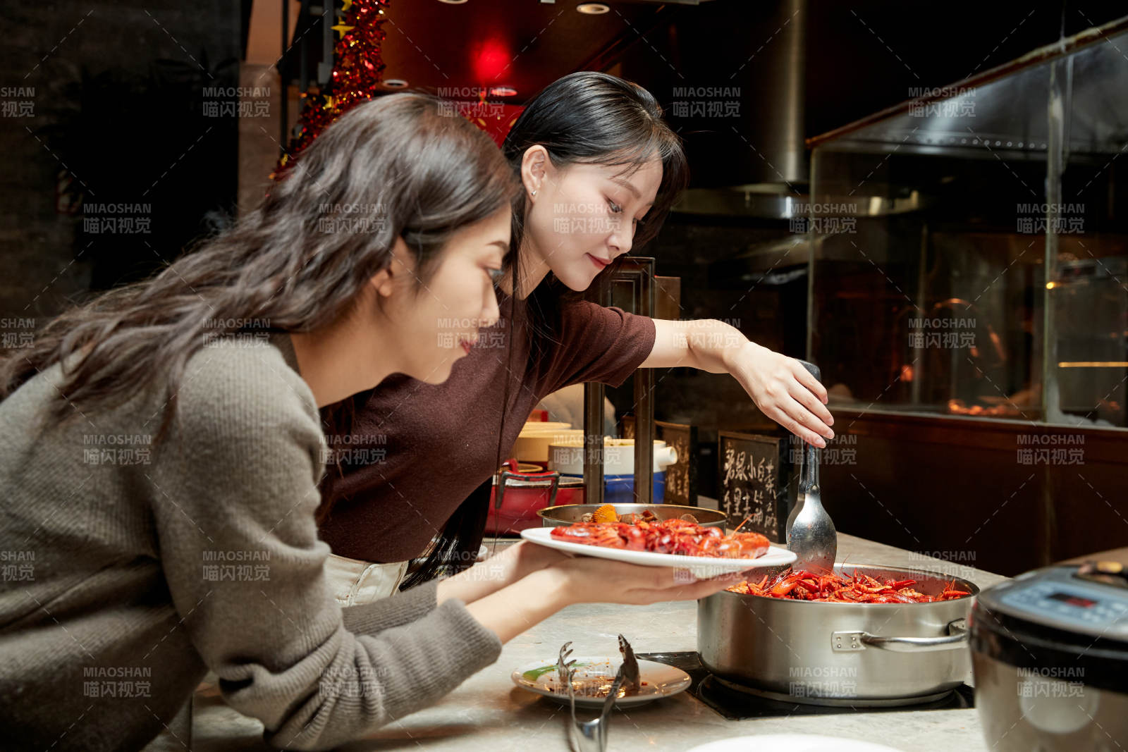 在酒店自助餐廳大吃特吃的亞洲可愛閨蜜少女