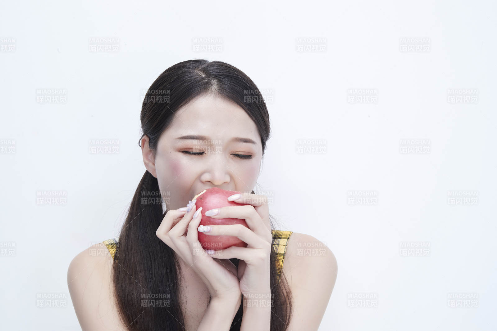 手拿蘋果身穿格子吊帶裙的亞洲可愛少女人像