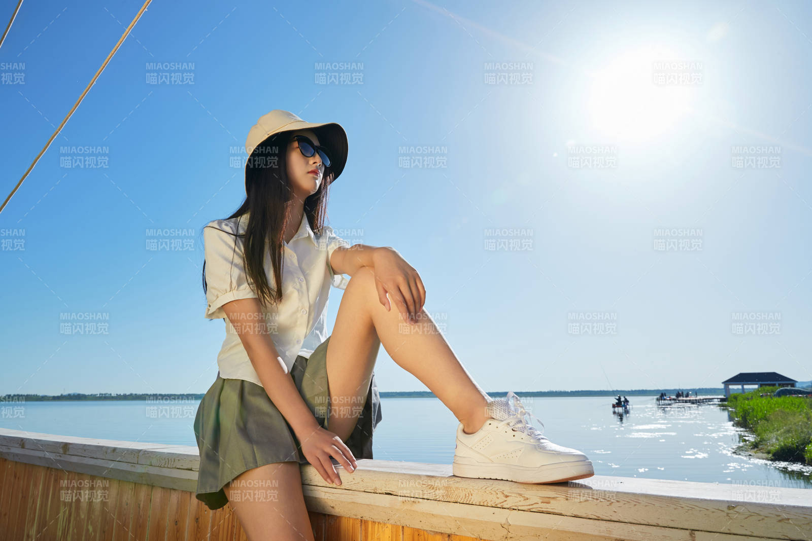 在湖畔木制帆船上的亞洲美女