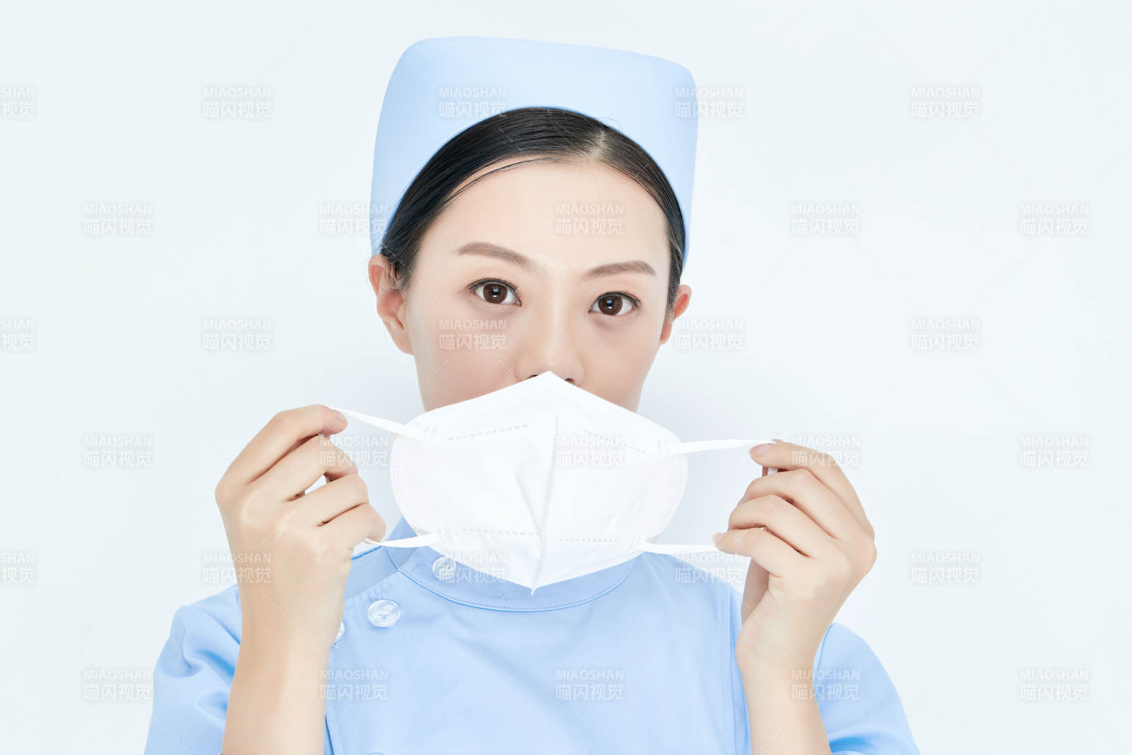 女性醫護人員展示規范的口罩正確佩戴方式