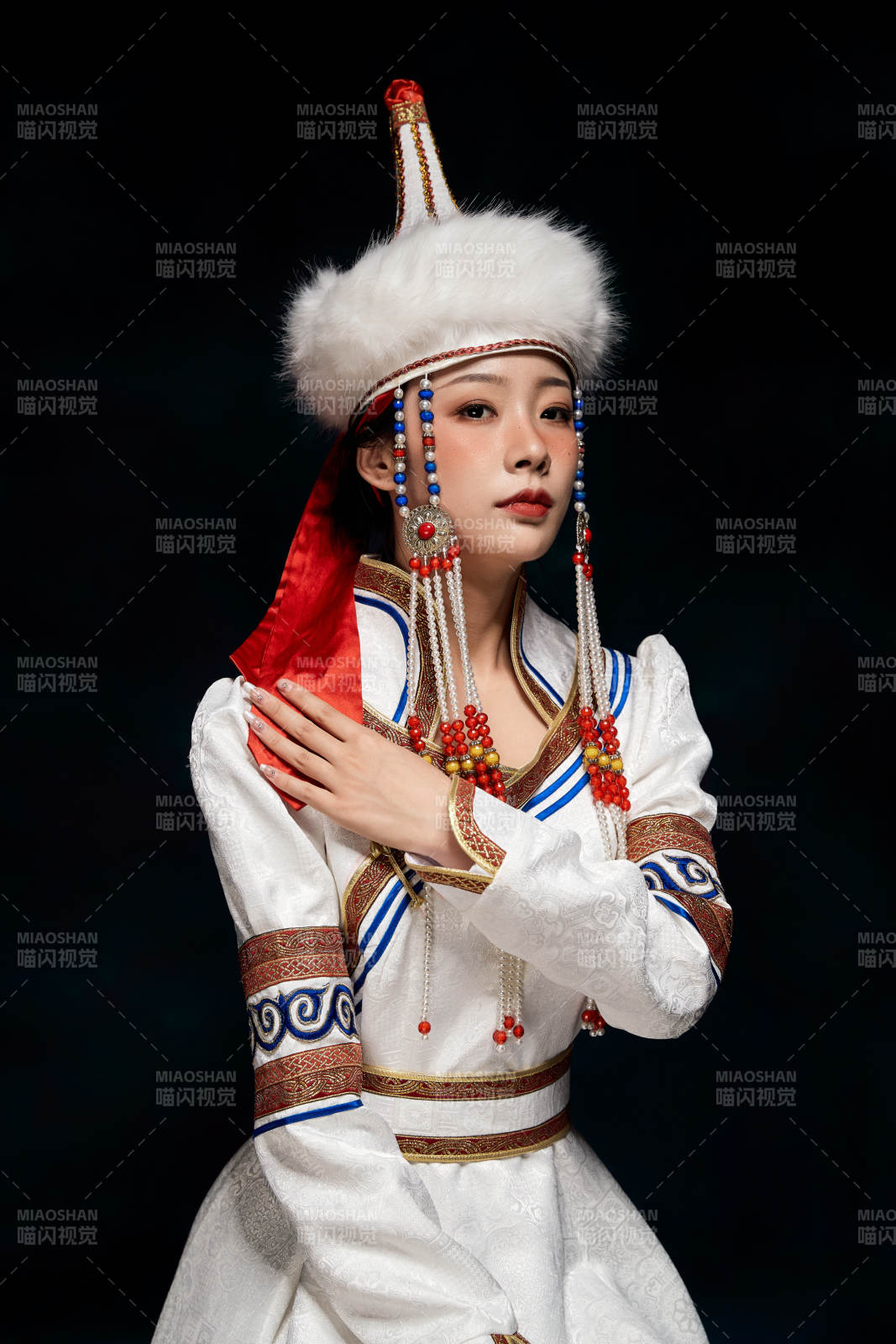 穿著蒙古族服飾的亞洲青年女性